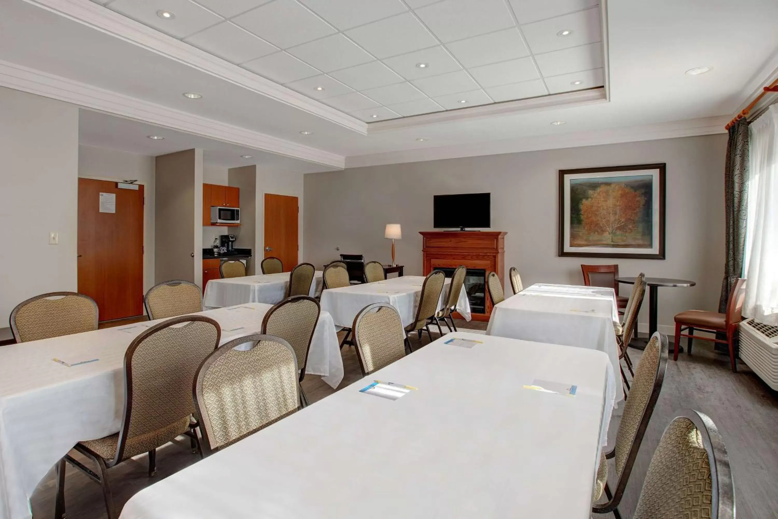 Meeting/conference room in Days Inn & Suites by Wyndham Collingwood