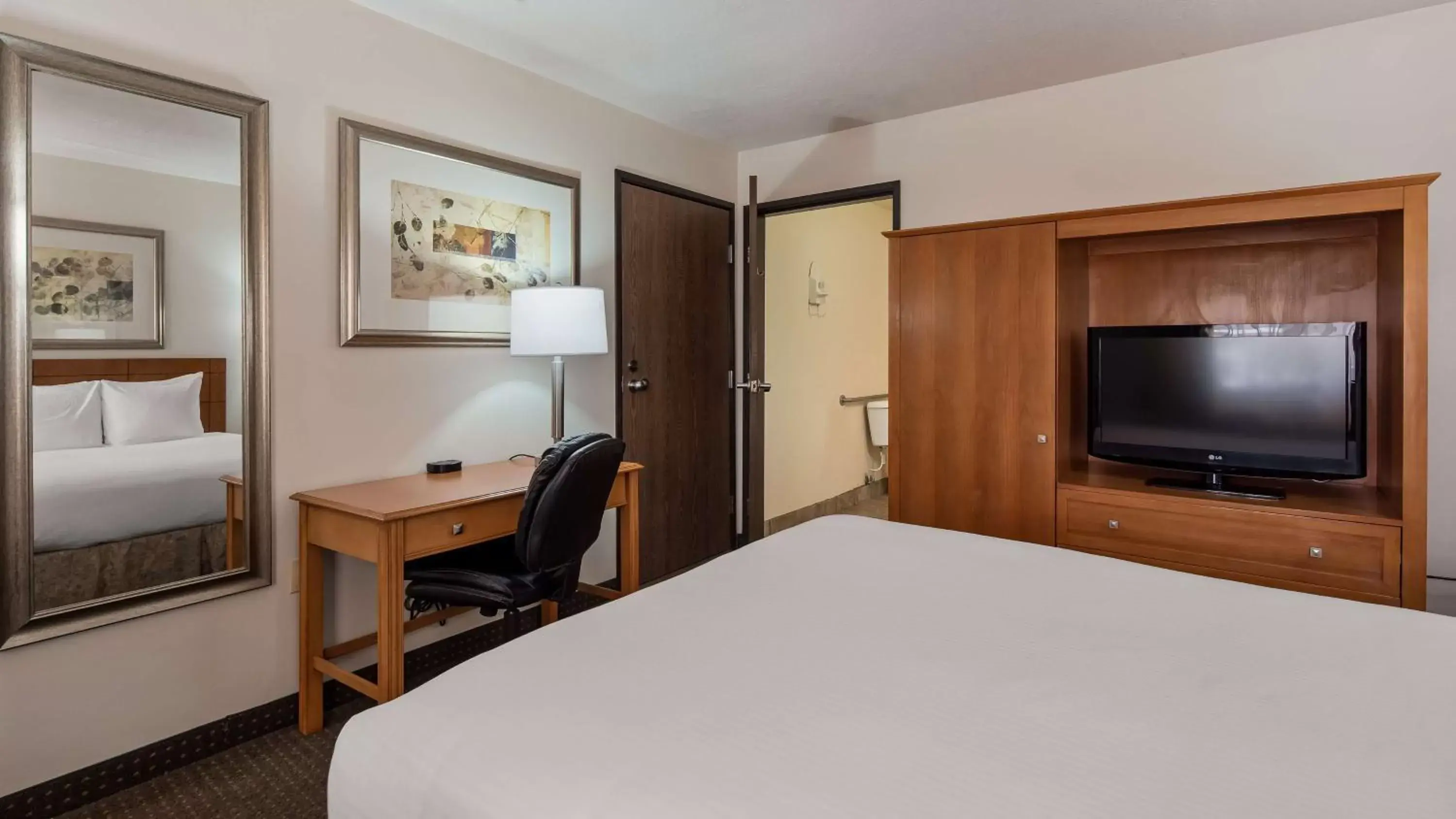 Bedroom, TV/Entertainment Center in Best Western Socorro Hotel & Suites