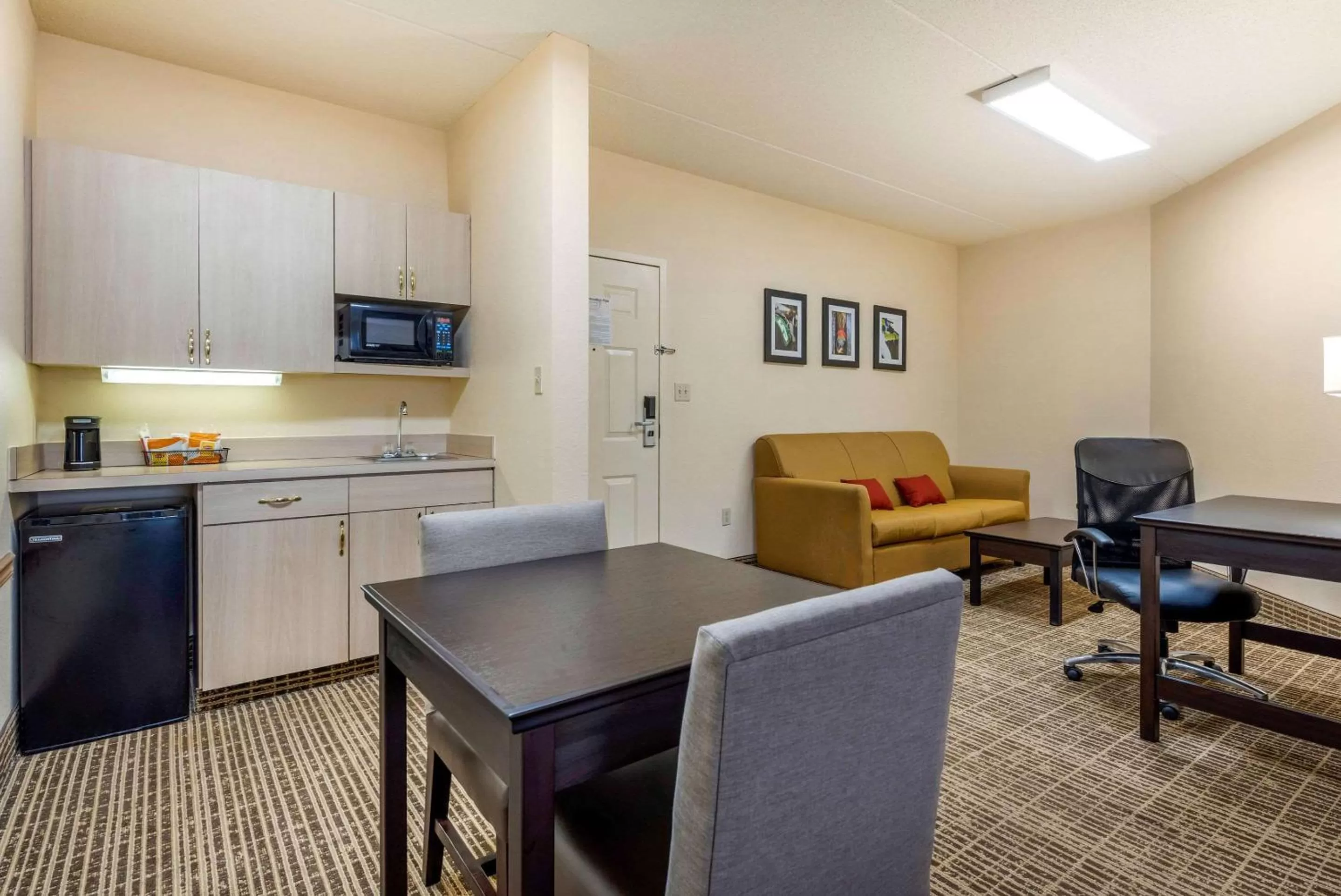 Bedroom, Kitchen/Kitchenette in Quality Inn Louisville