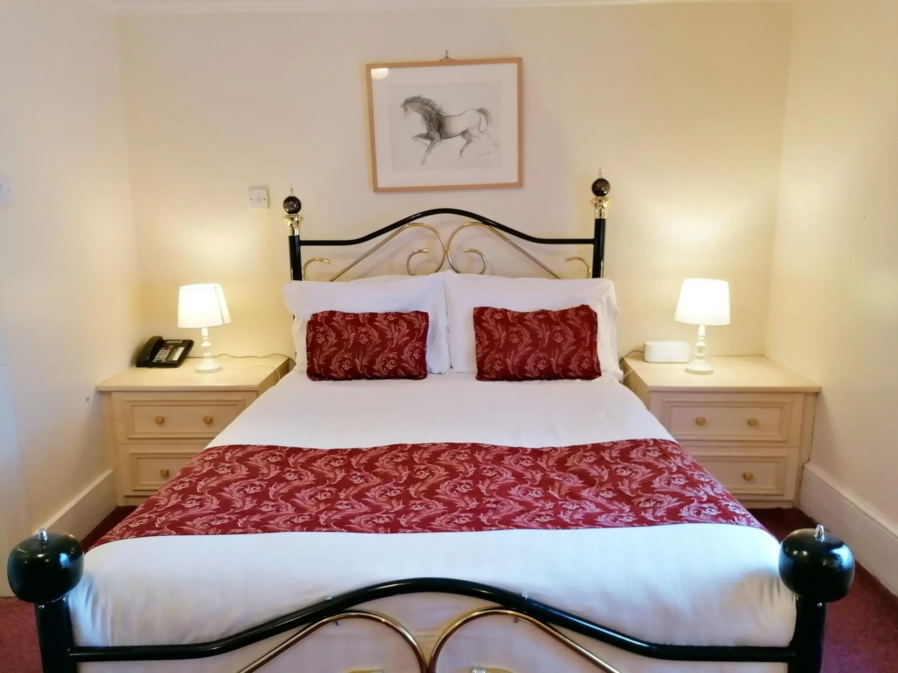 Bed in The Gordon House Hotel