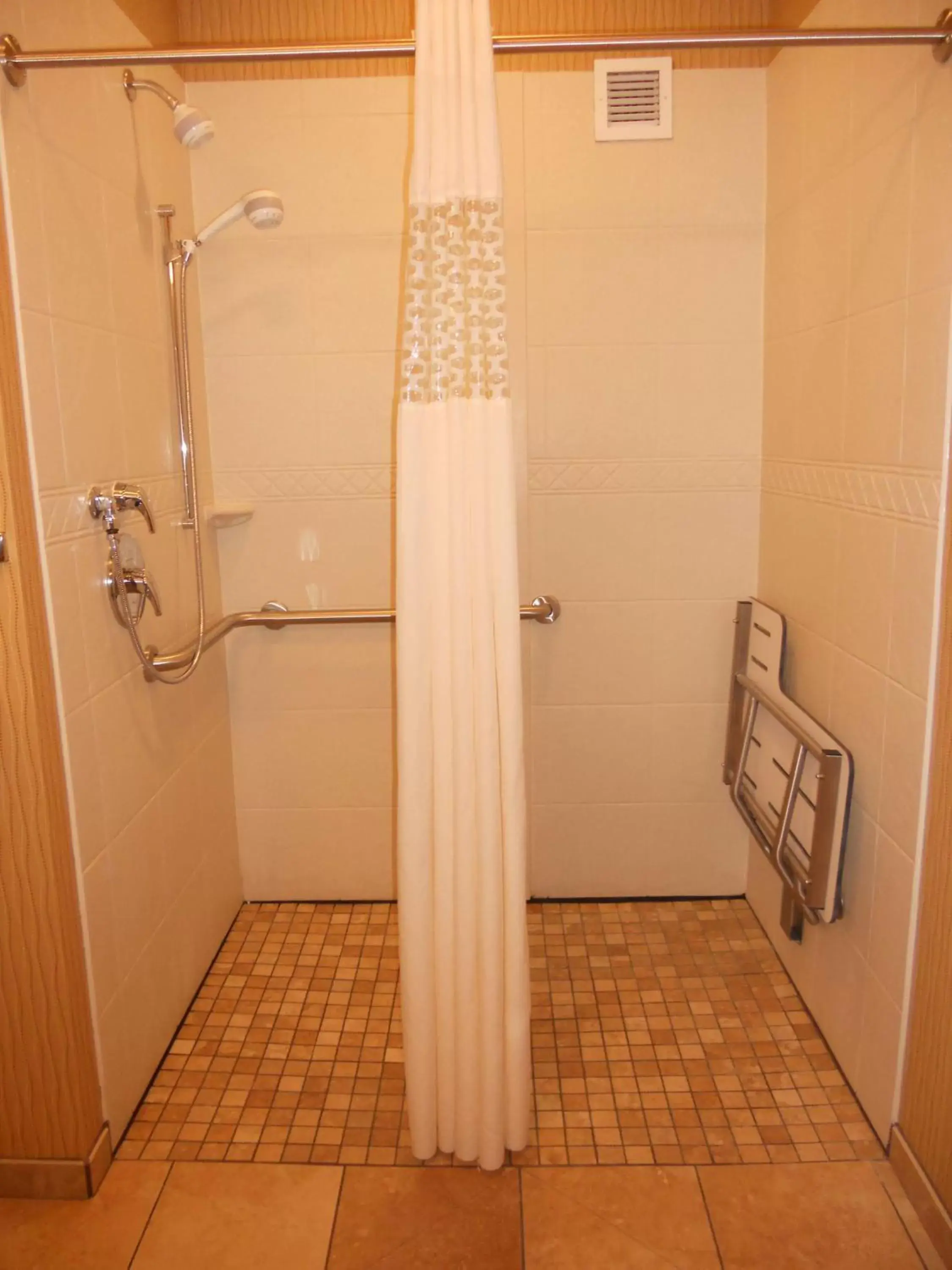 Bathroom in Hampton Inn & Suites Cincinnati / Uptown - University Area