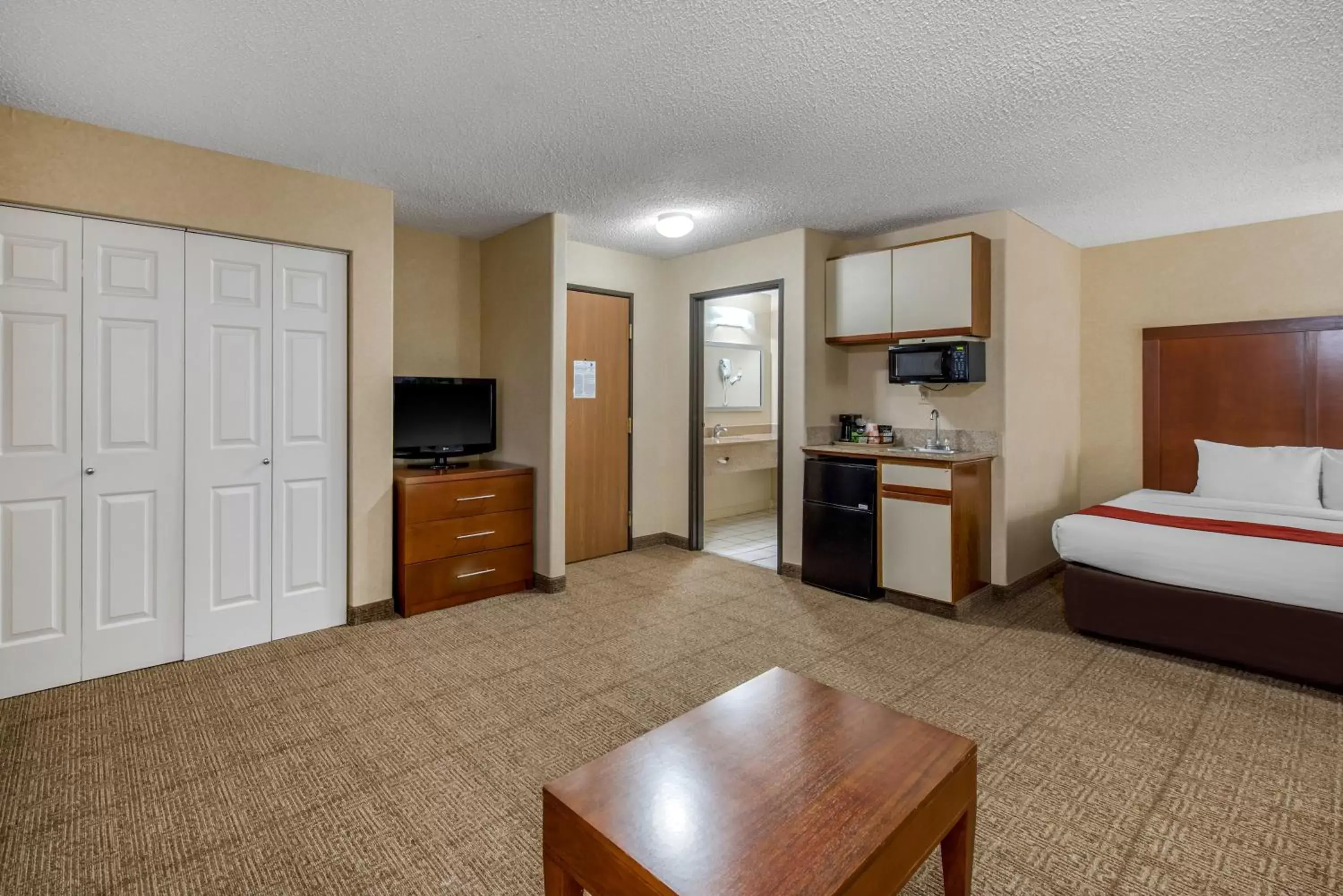 Communal lounge/ TV room, Bed in Comfort Inn Denver Southeast