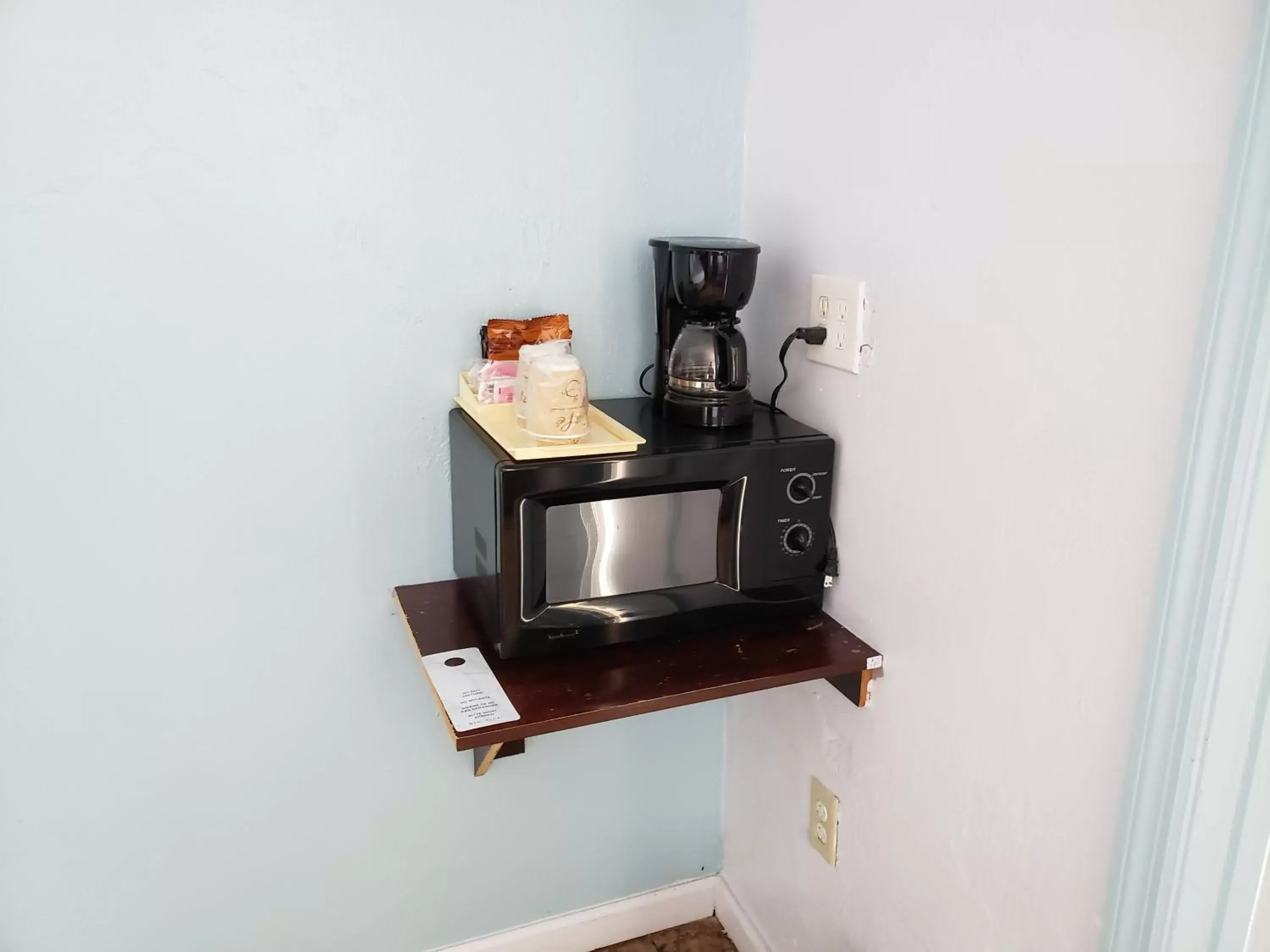 Coffee/tea facilities, TV/Entertainment Center in Topaz Motel - Flagler Beach