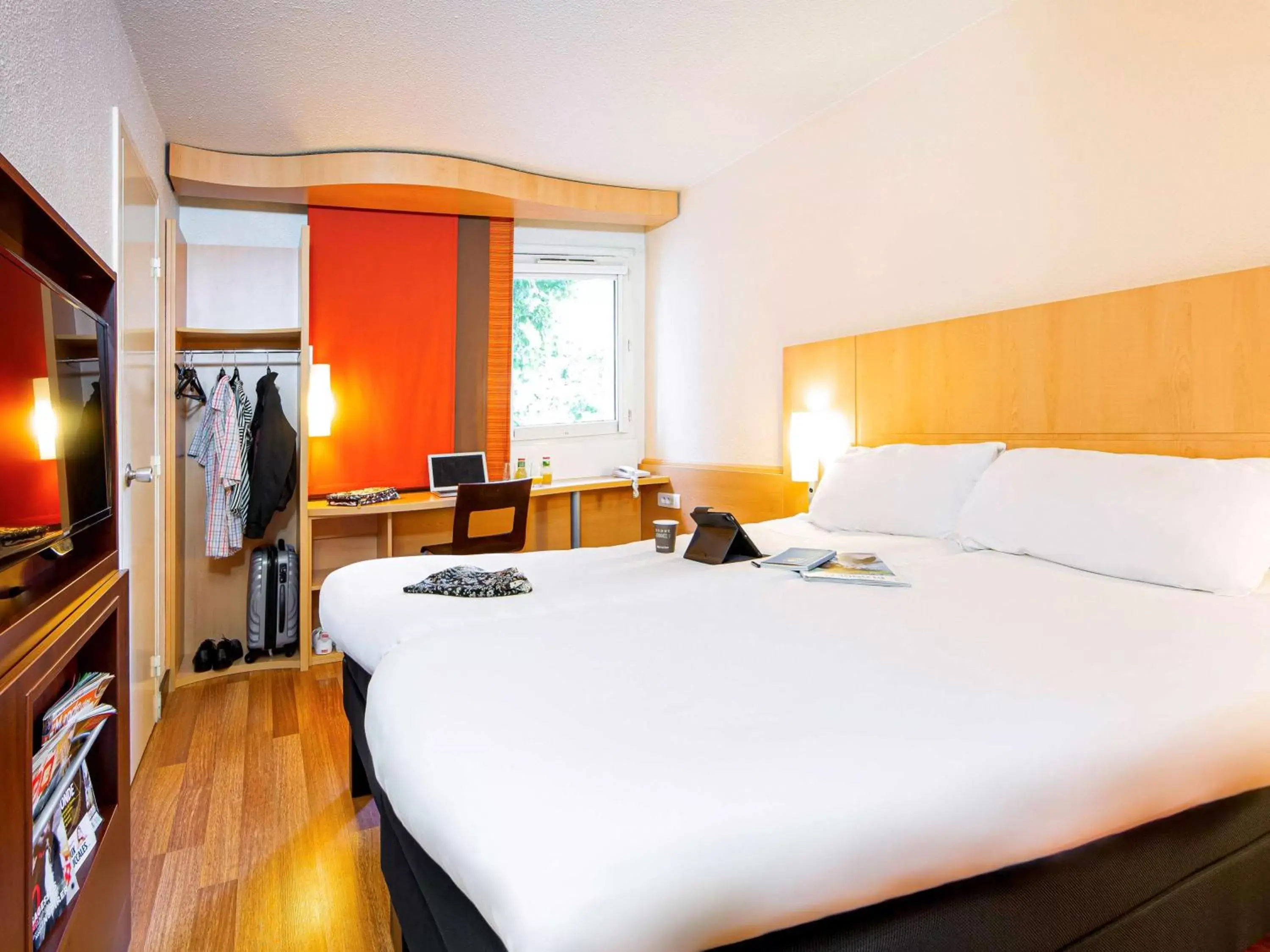 Photo of the whole room, Bed in ibis Mulhouse Centre Filature