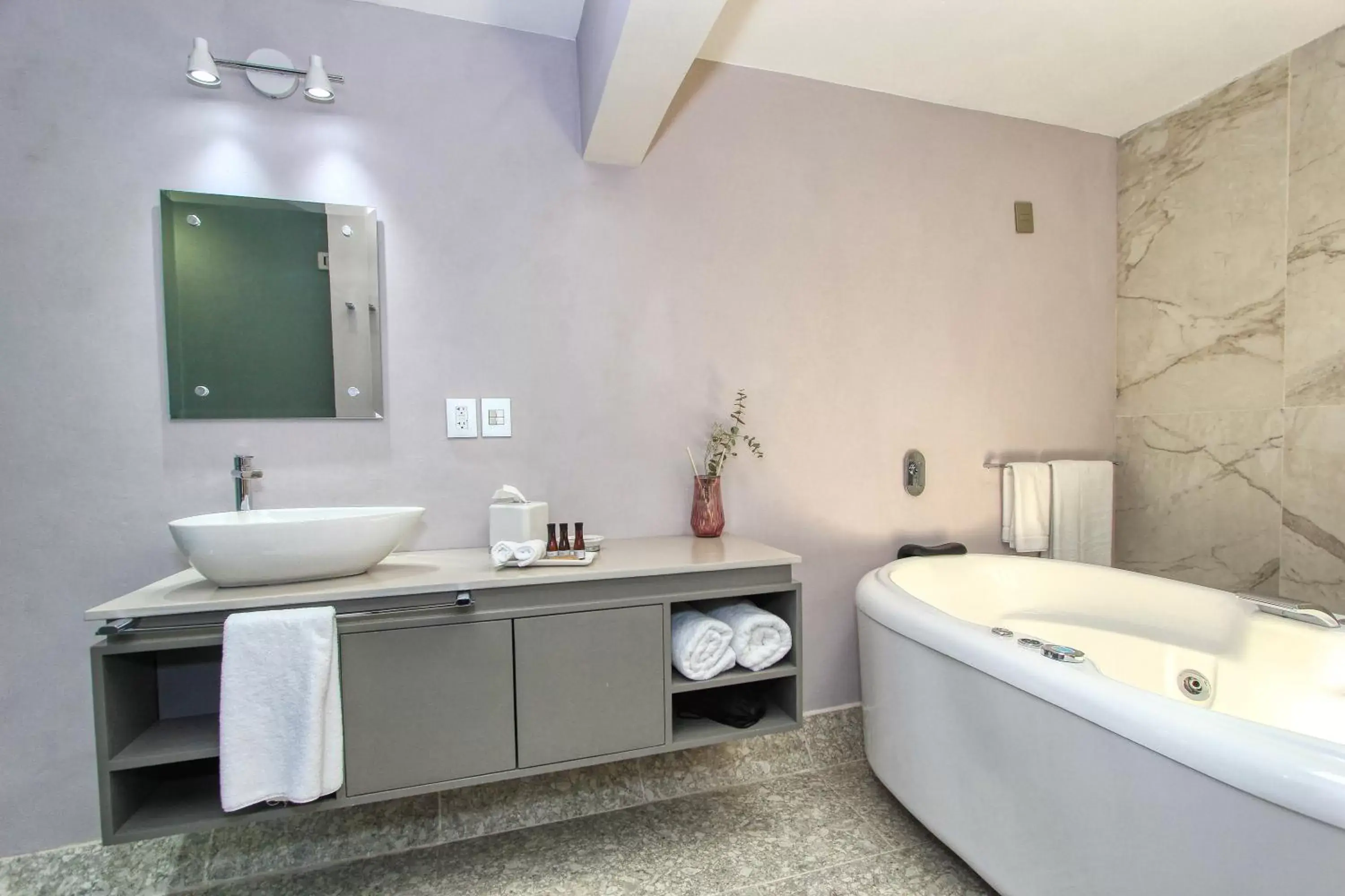 Hot Tub, Bathroom in Casa Florencia Hotel Boutique