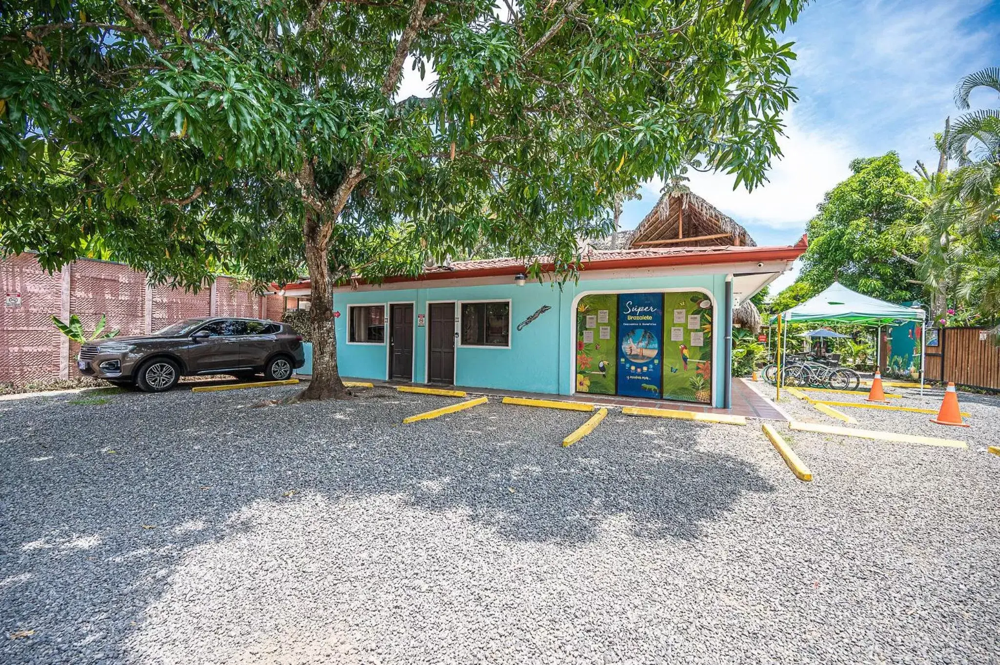 Parking, Property Building in Jaco Lodge Quiet Place