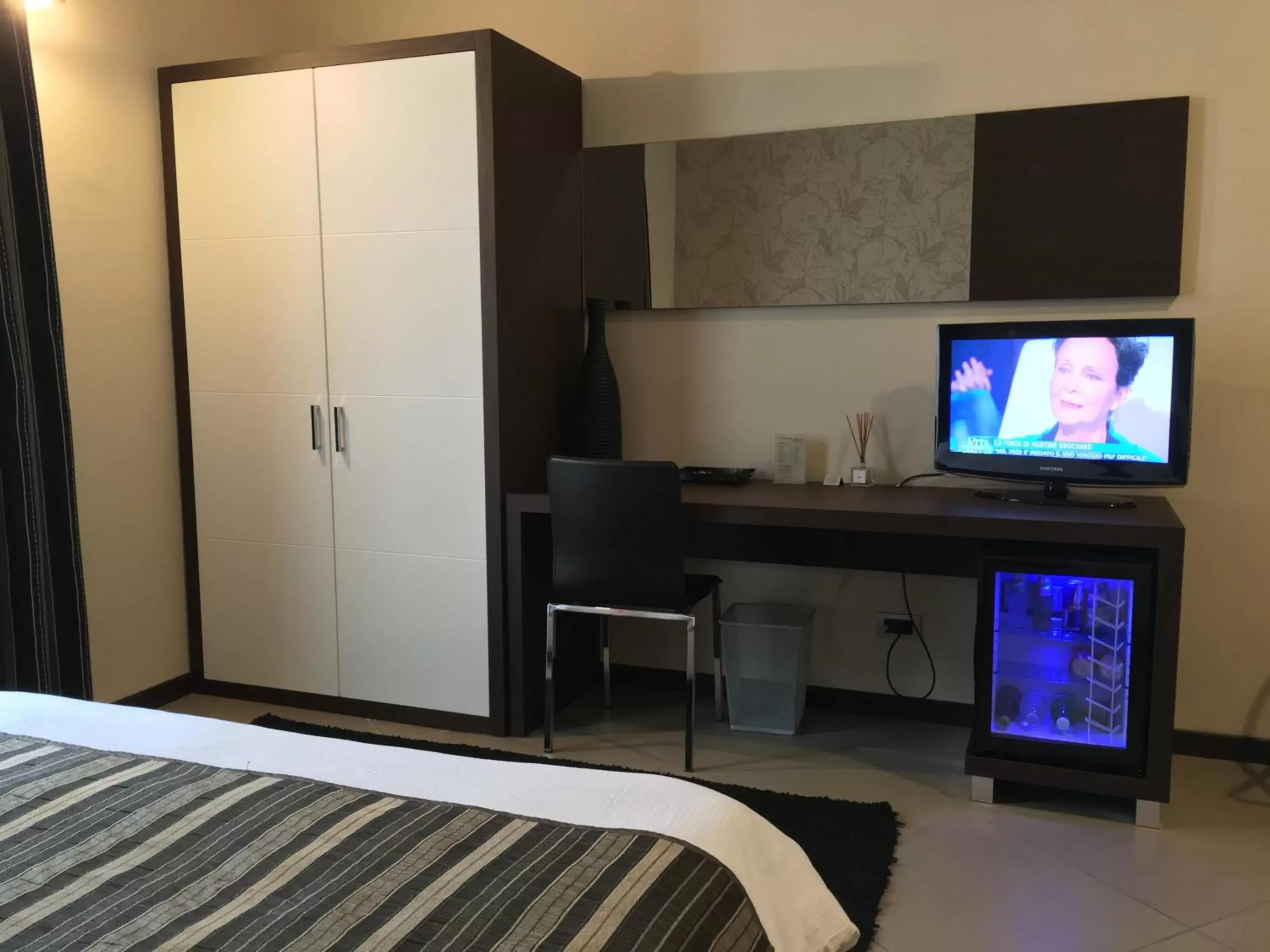 Bed, TV/Entertainment Center in Tropicana Room