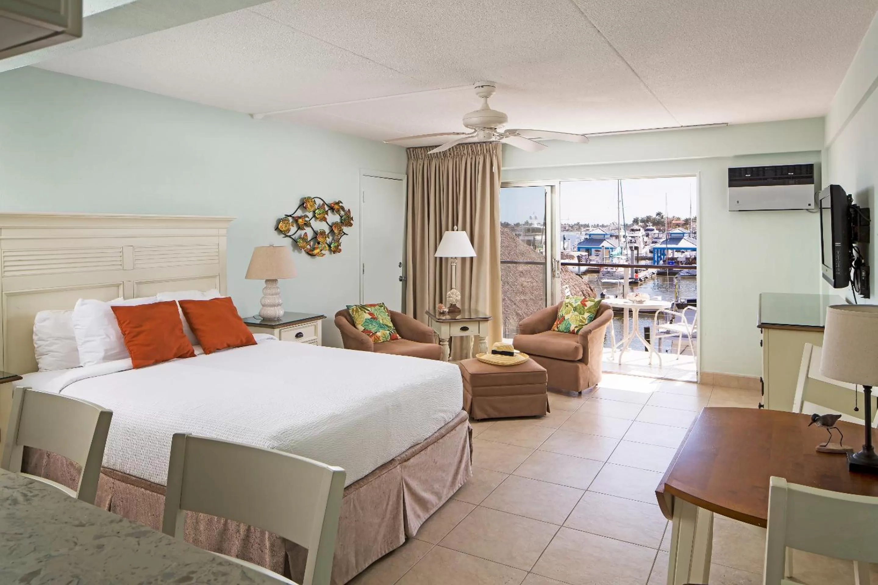 View (from property/room), Bed in Cove Inn on Naples Bay