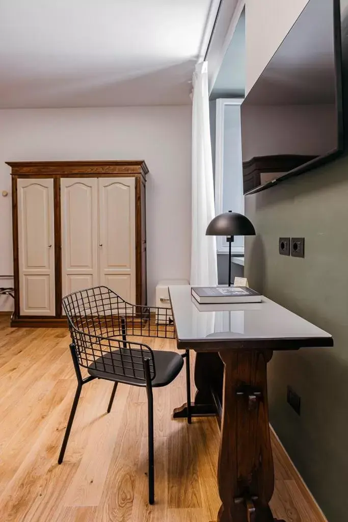 Seating area, Kitchen/Kitchenette in Hotel Priori Secret Garden