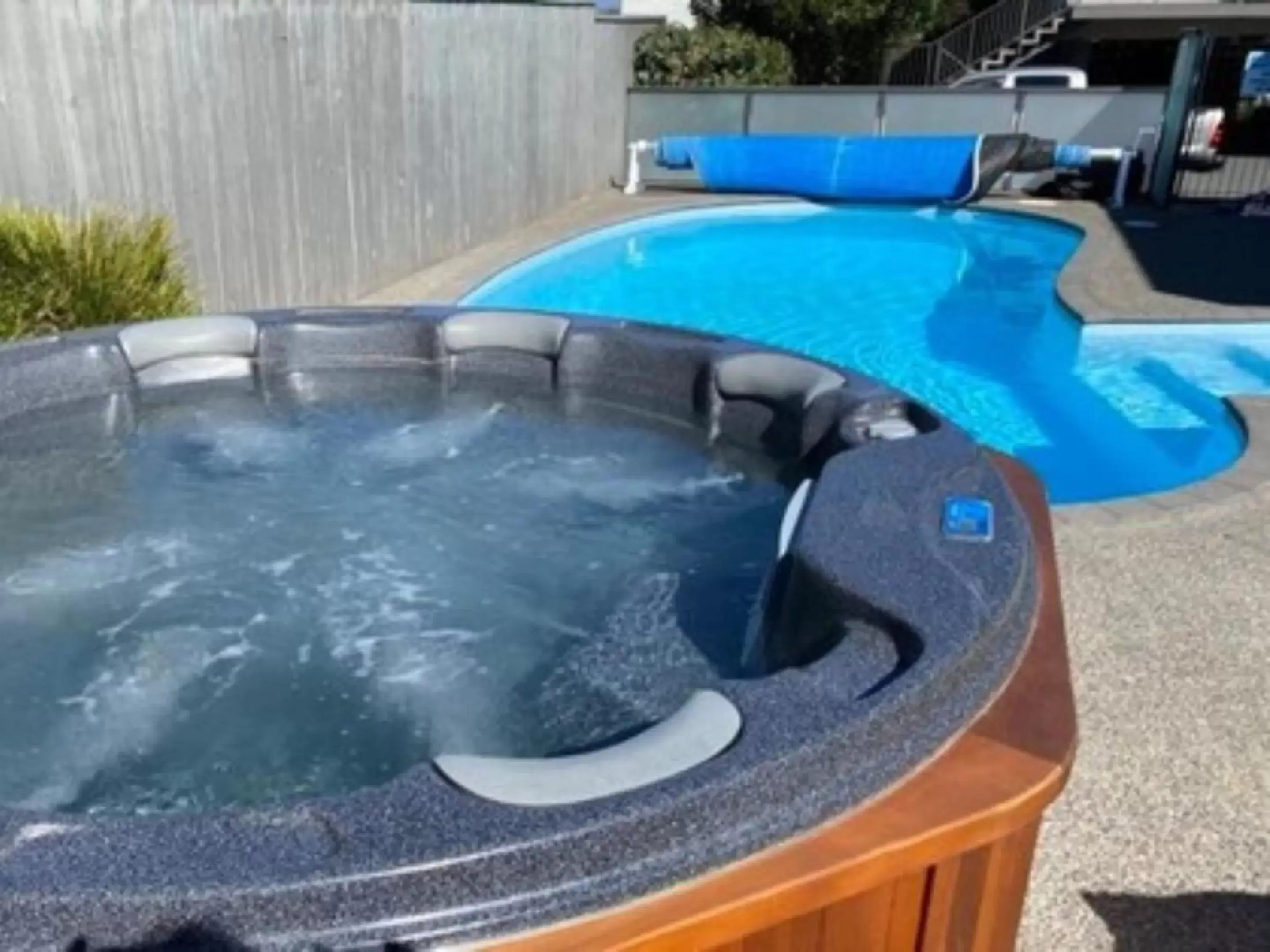 Hot Tub, Swimming Pool in Lake Taupo Motor Inn