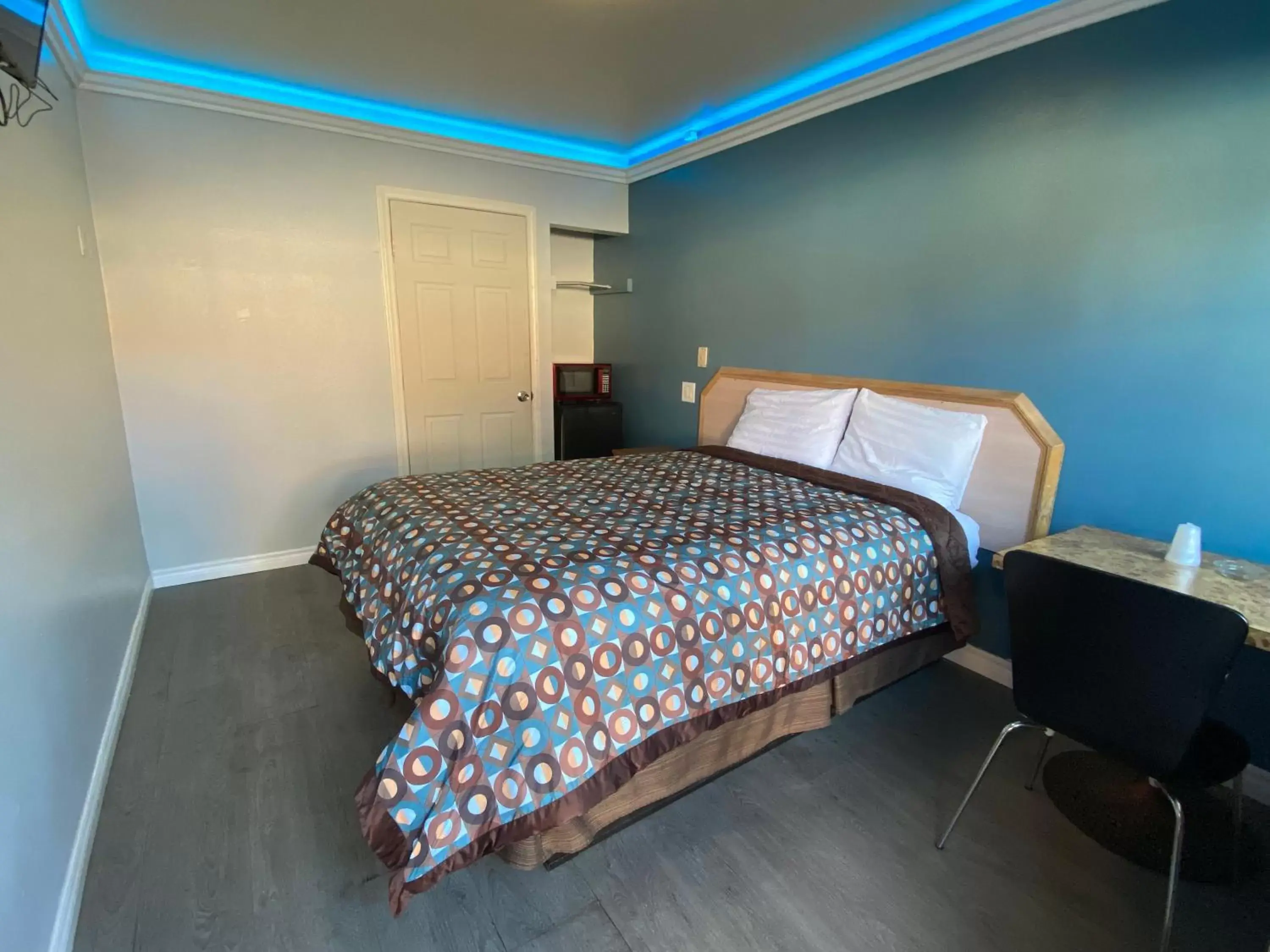 Bedroom, Bed in Sands Inn