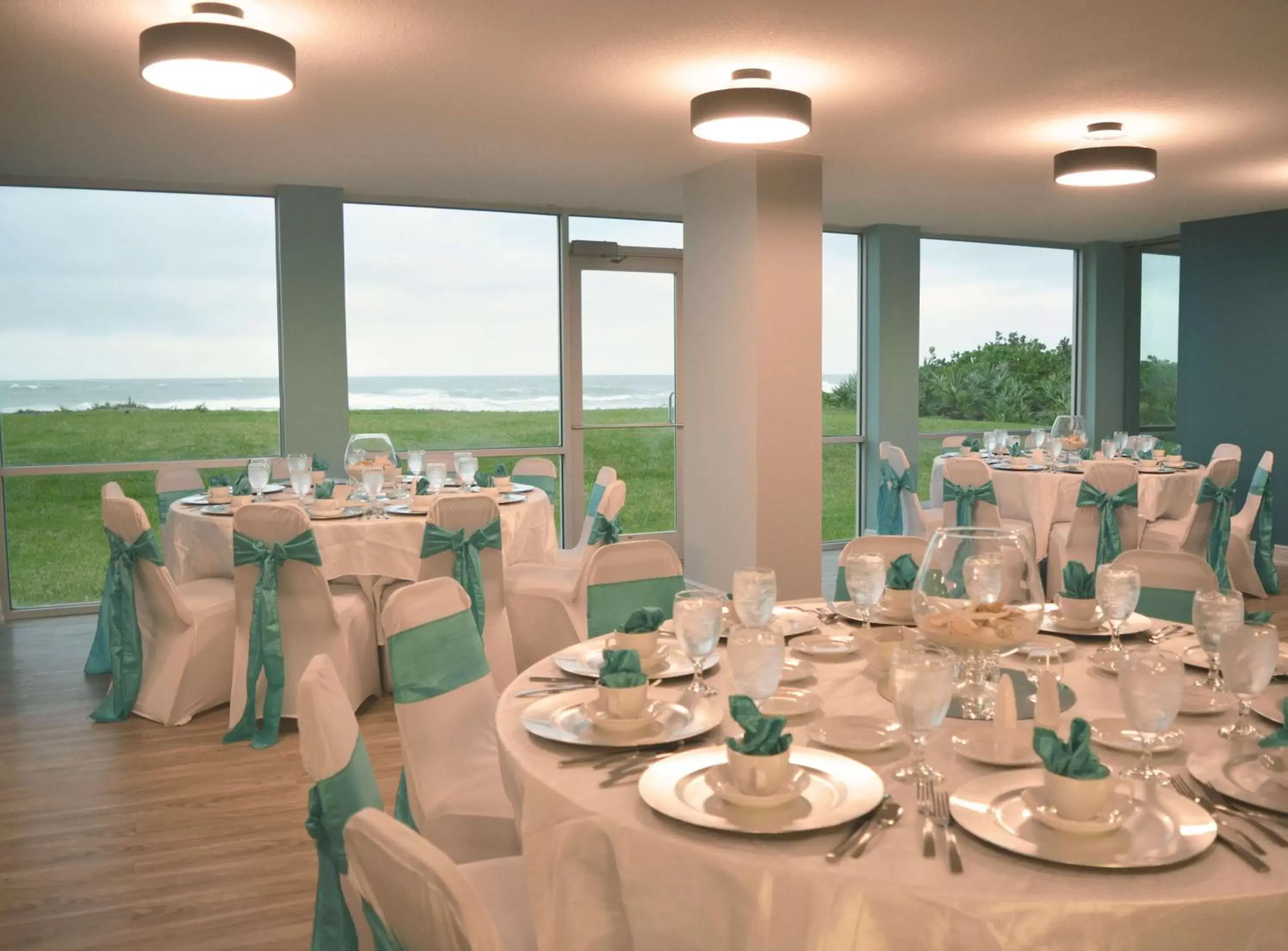 Restaurant/places to eat, Banquet Facilities in Radisson Suite Hotel Oceanfront