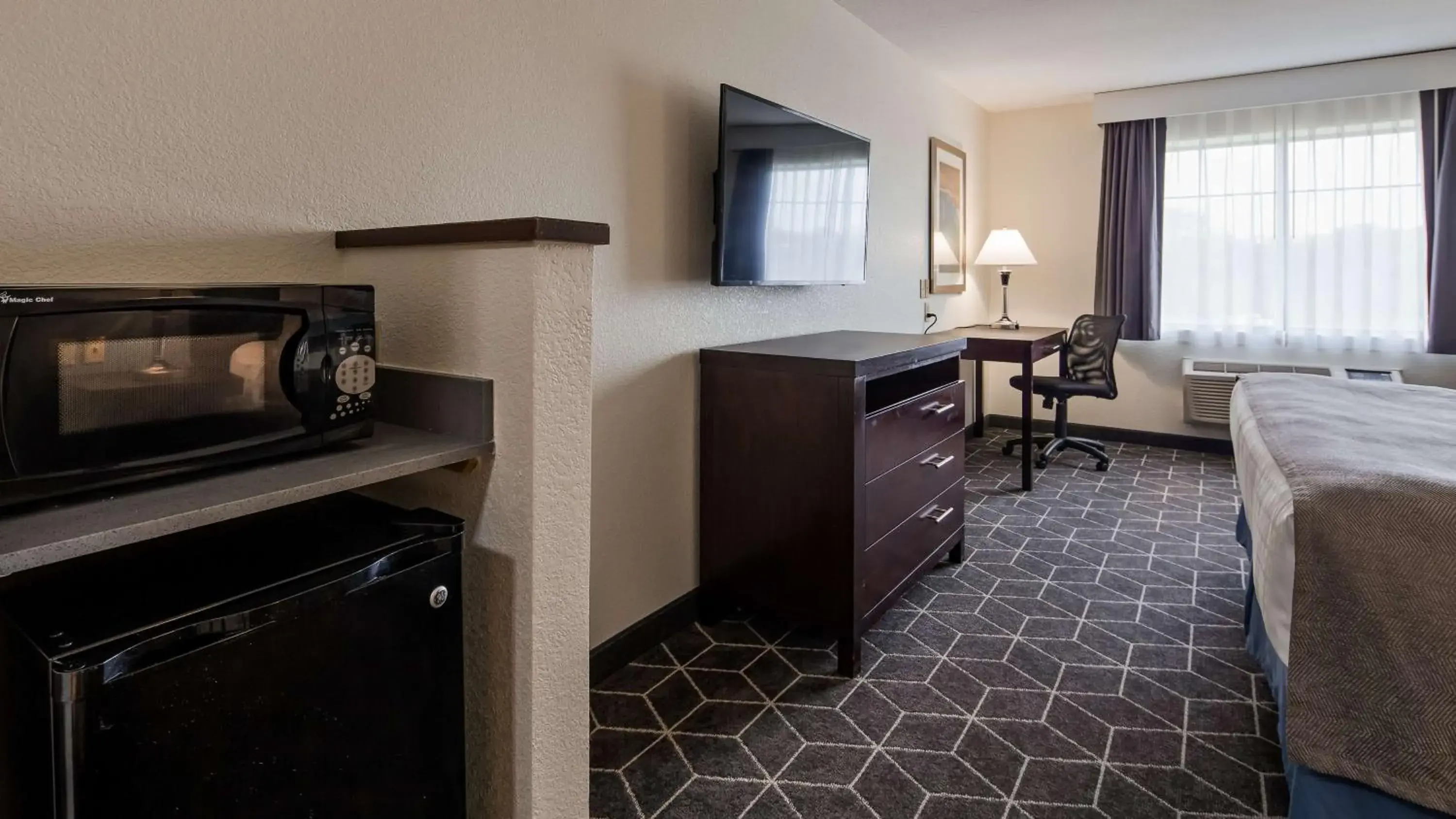 Photo of the whole room, Kitchen/Kitchenette in Best Western Plus Portage Hotel and Suites