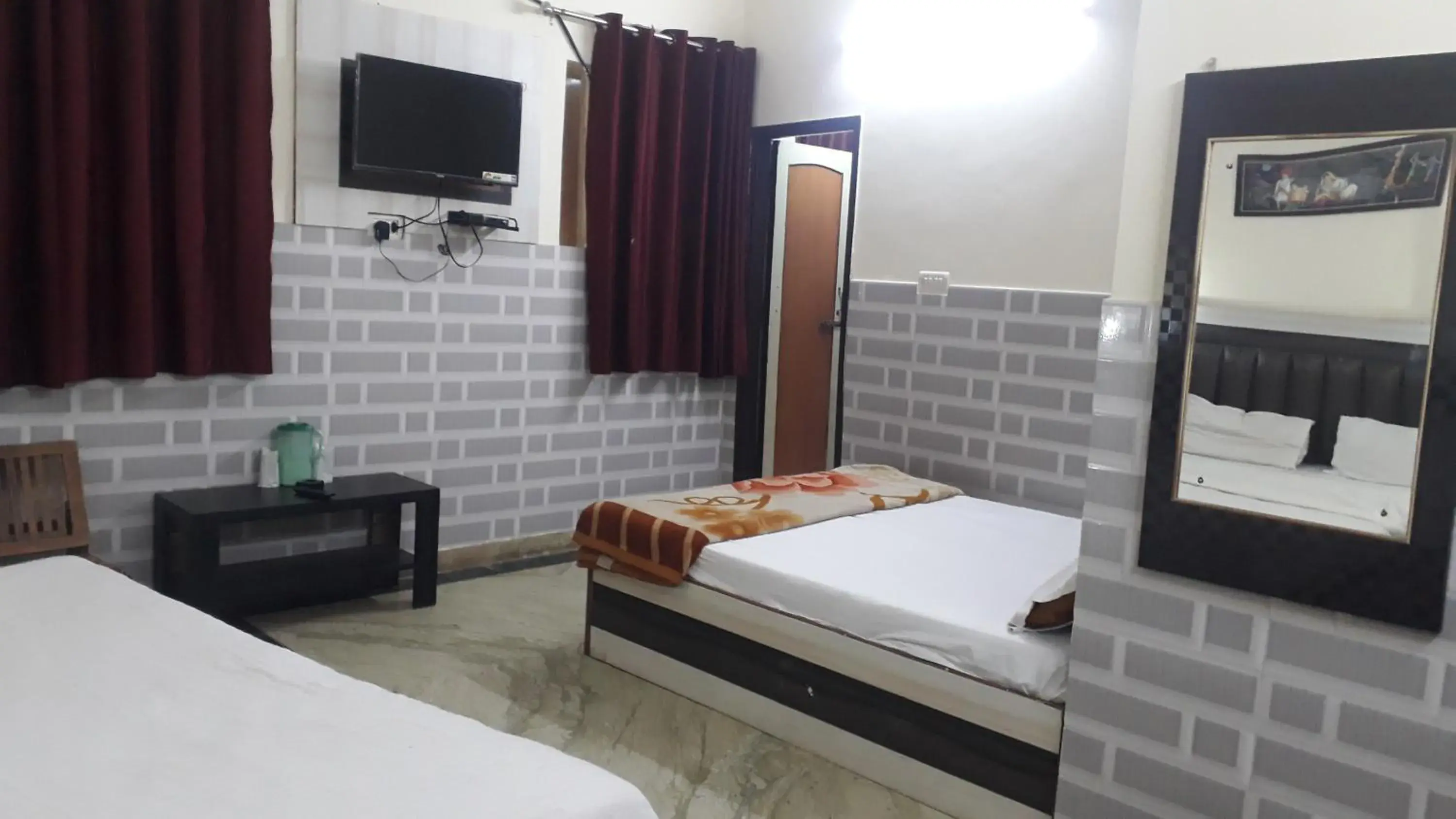 Bedroom, Bed in Hotel Sarwan