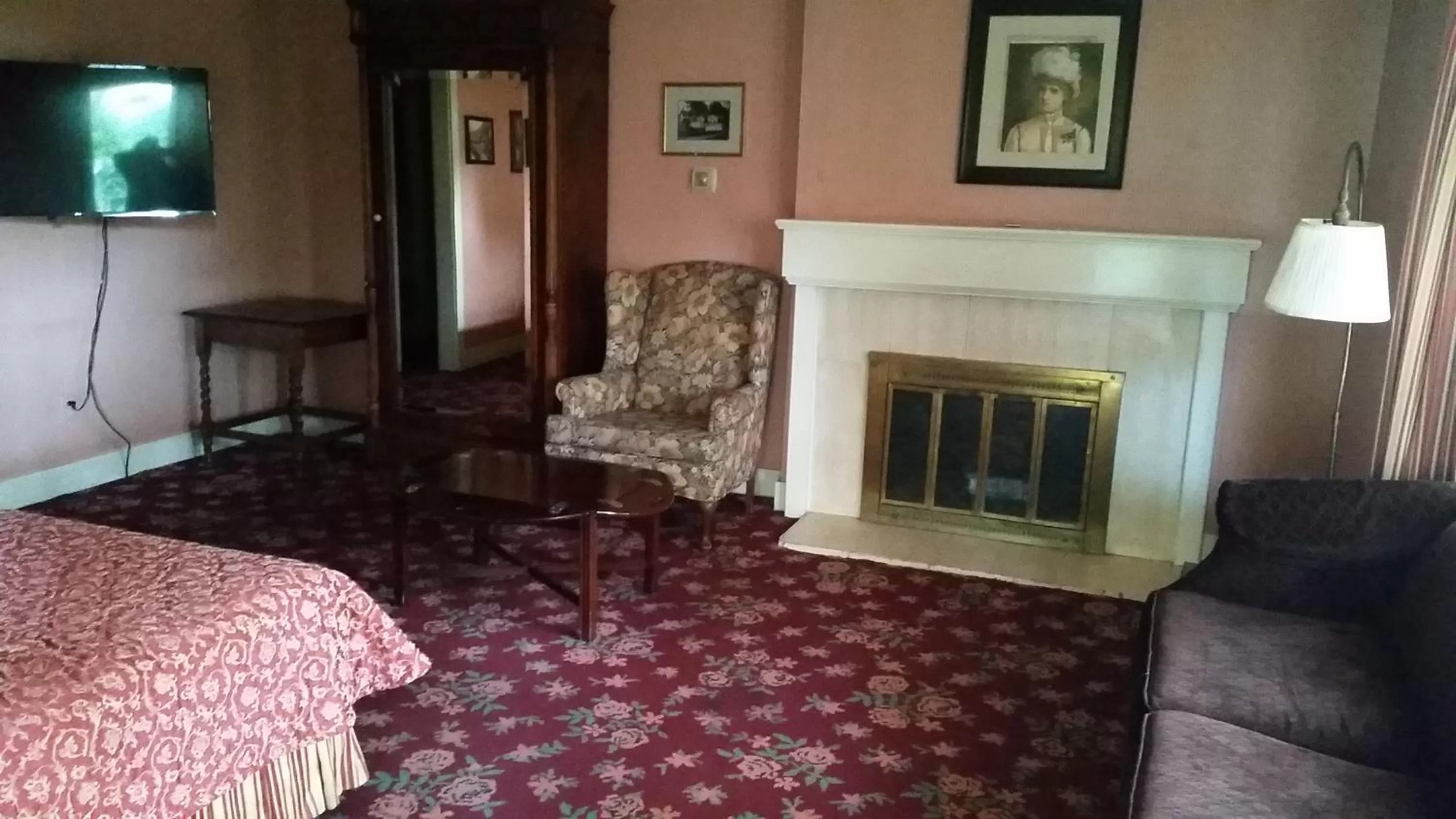 Living room, Bed in Mendocino Hotel & Garden