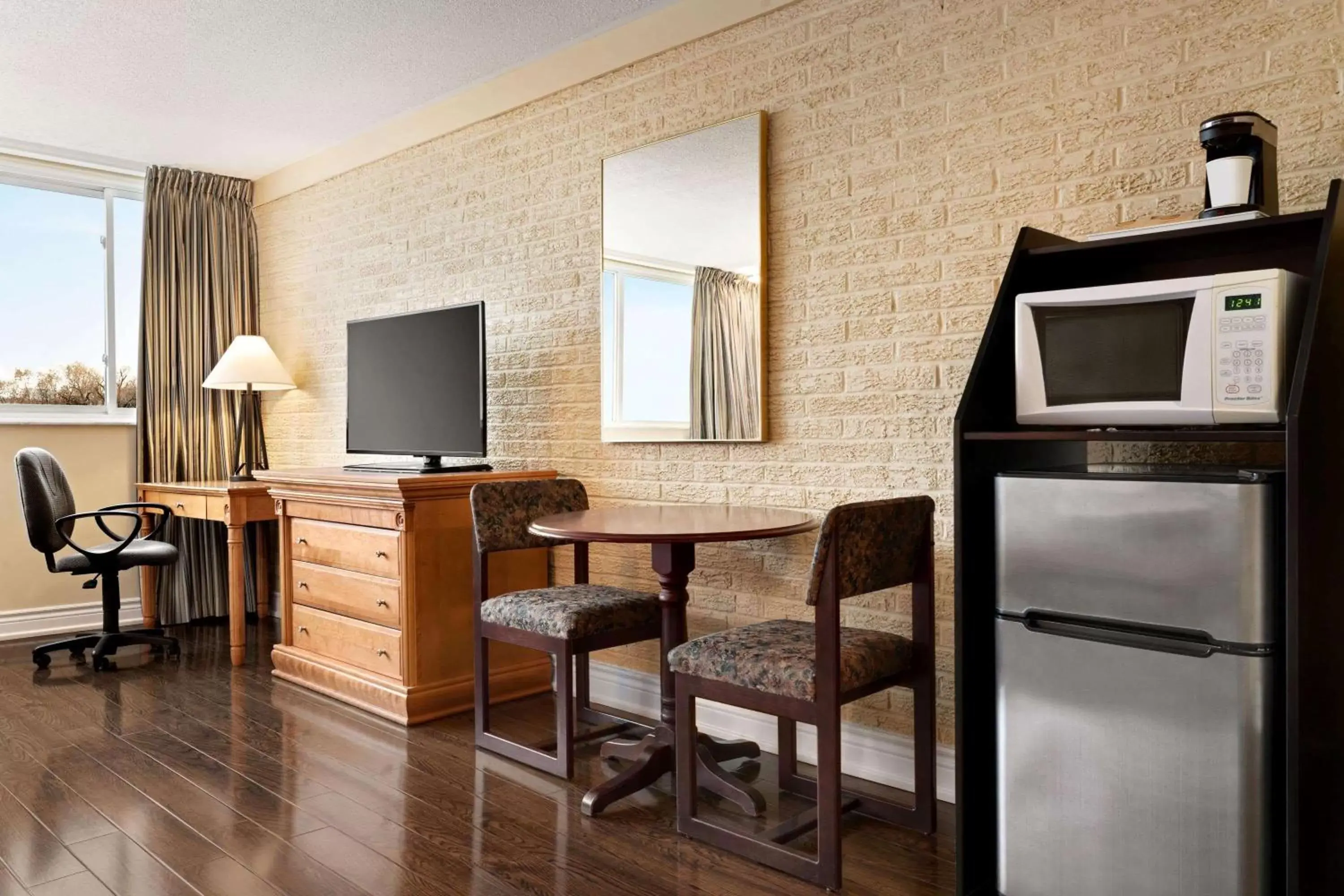 Photo of the whole room, TV/Entertainment Center in Travelodge by Wyndham Richmond Hill