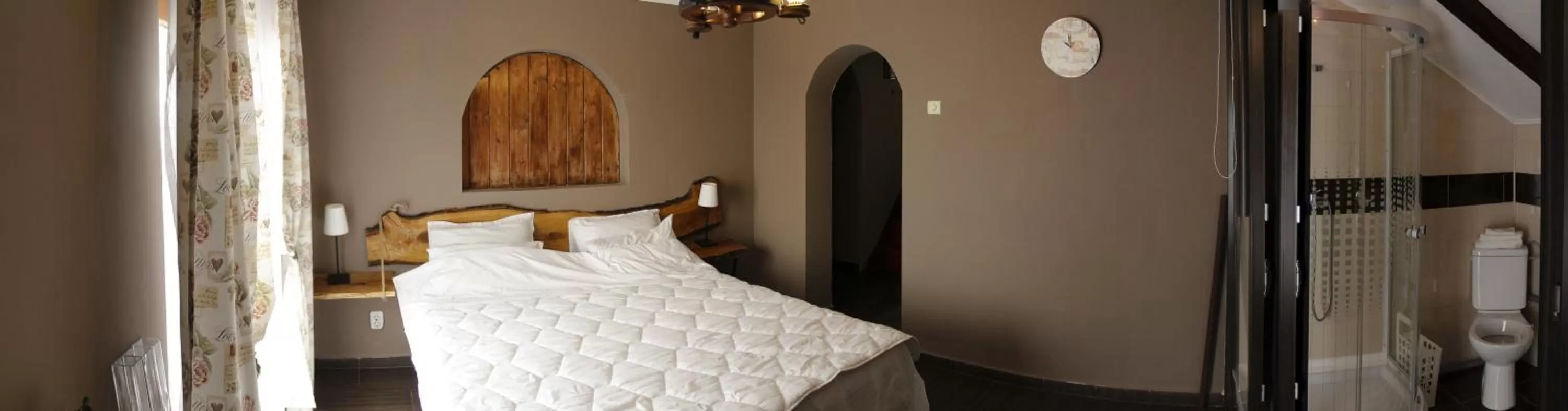 Photo of the whole room, Bed in Pensiunea Taverna Bucium