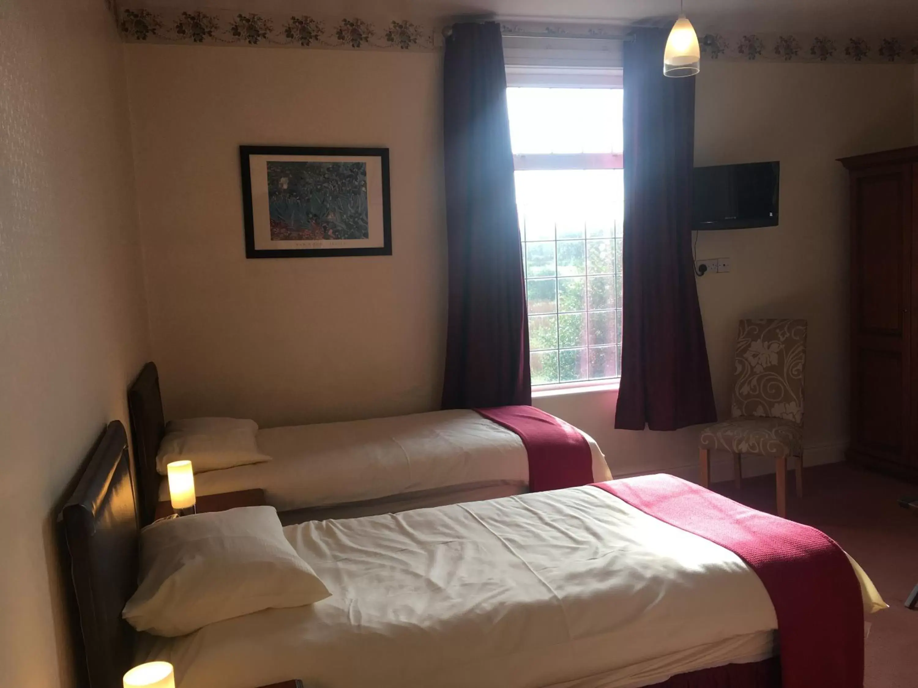 Bedroom, Bed in Holly Trees Hotel