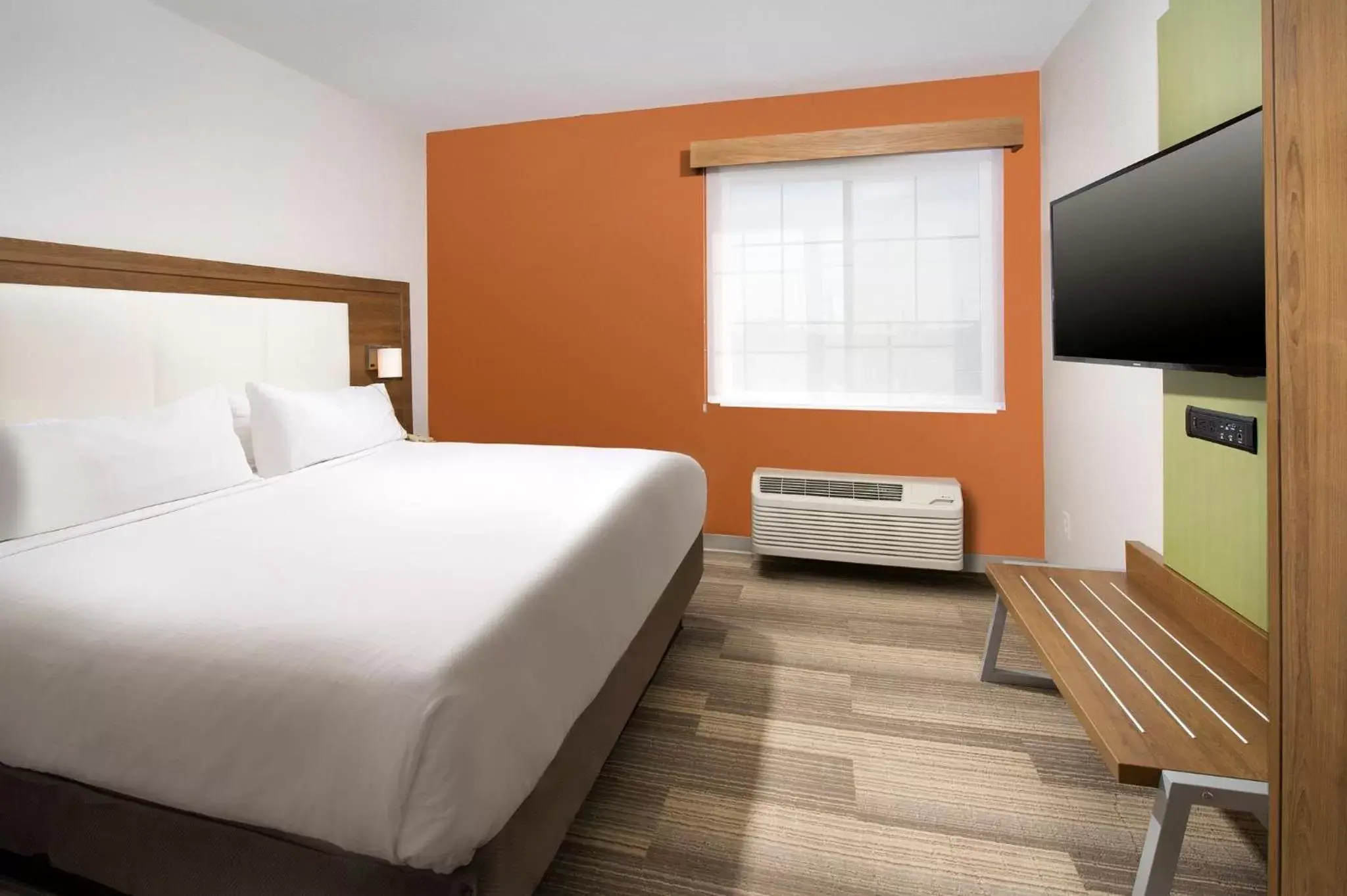 Photo of the whole room, Bed in Holiday Inn Express & Suites San Antonio - Downtown Market Area, an IHG Hotel