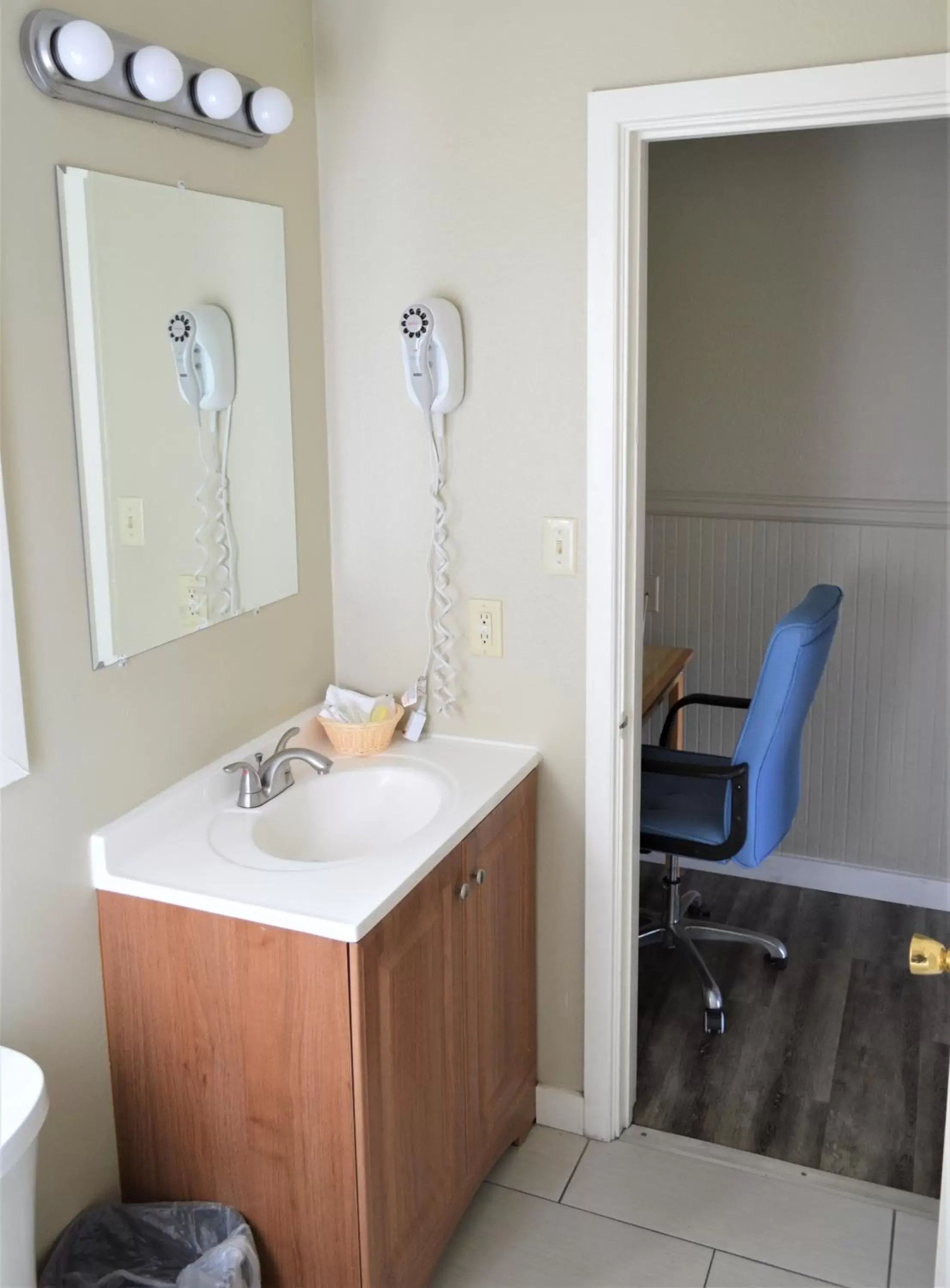 Bathroom in Omeo Suites Glass Beach