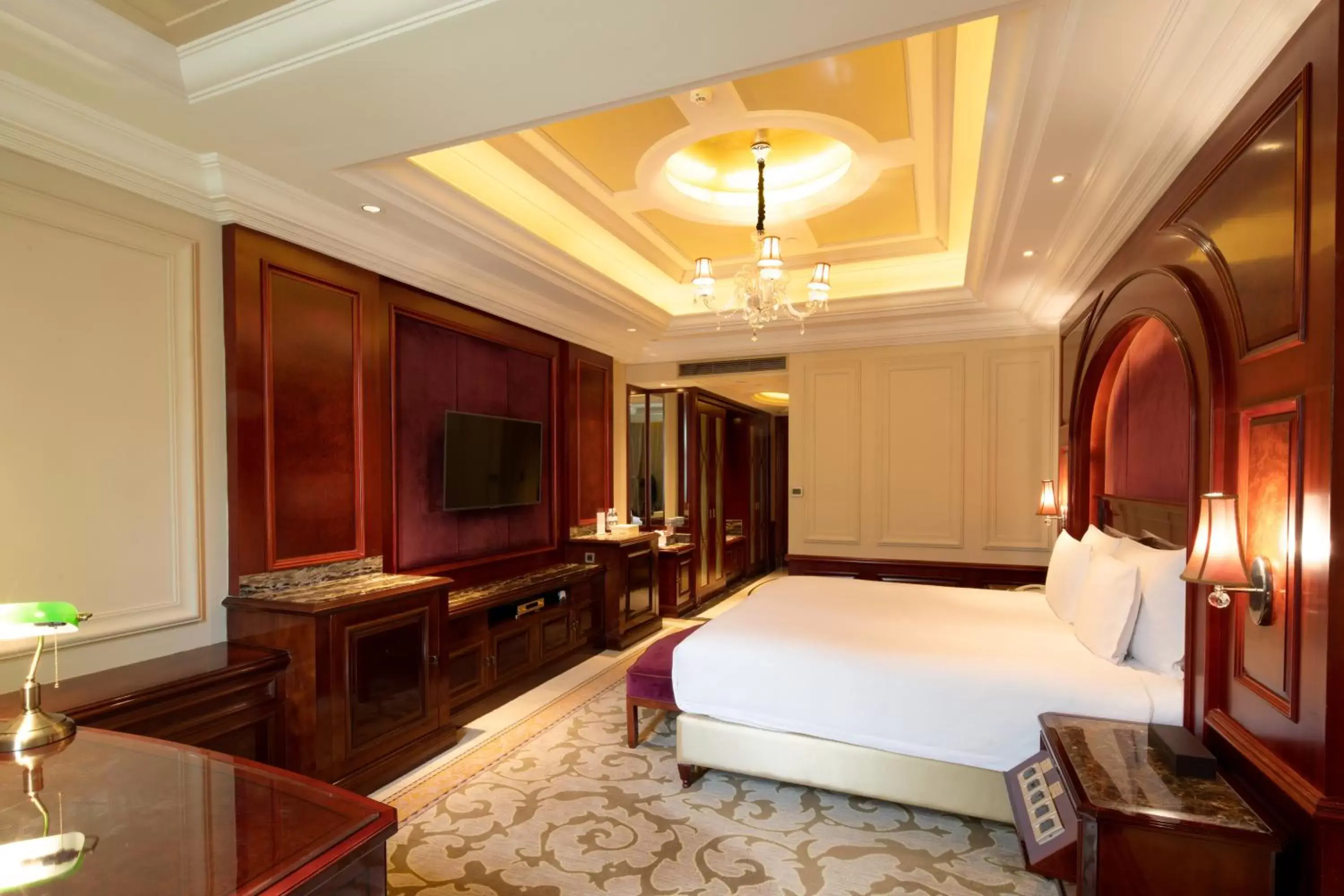 Bedroom, Bed in InterContinental Shanghai Ruijin by IHG - Downtown Historic Iconic Garden Hotel Bedroom, Bed in InterContinental Shanghai Ruijin by IHG - Downtown Historic Iconic Garden Hotel