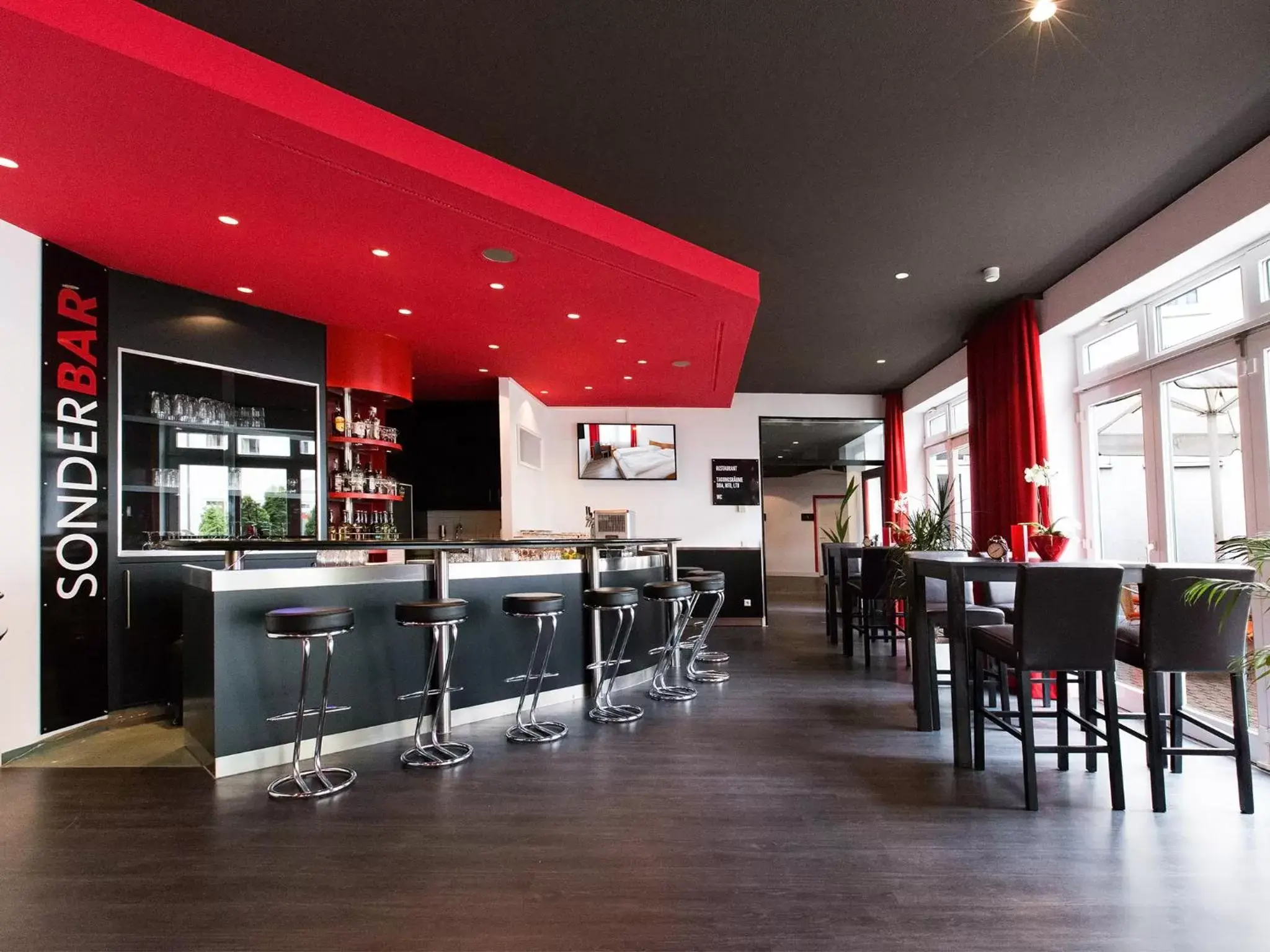 Lounge or bar, Restaurant/Places to Eat in DORMERO Hotel Dresden Airport