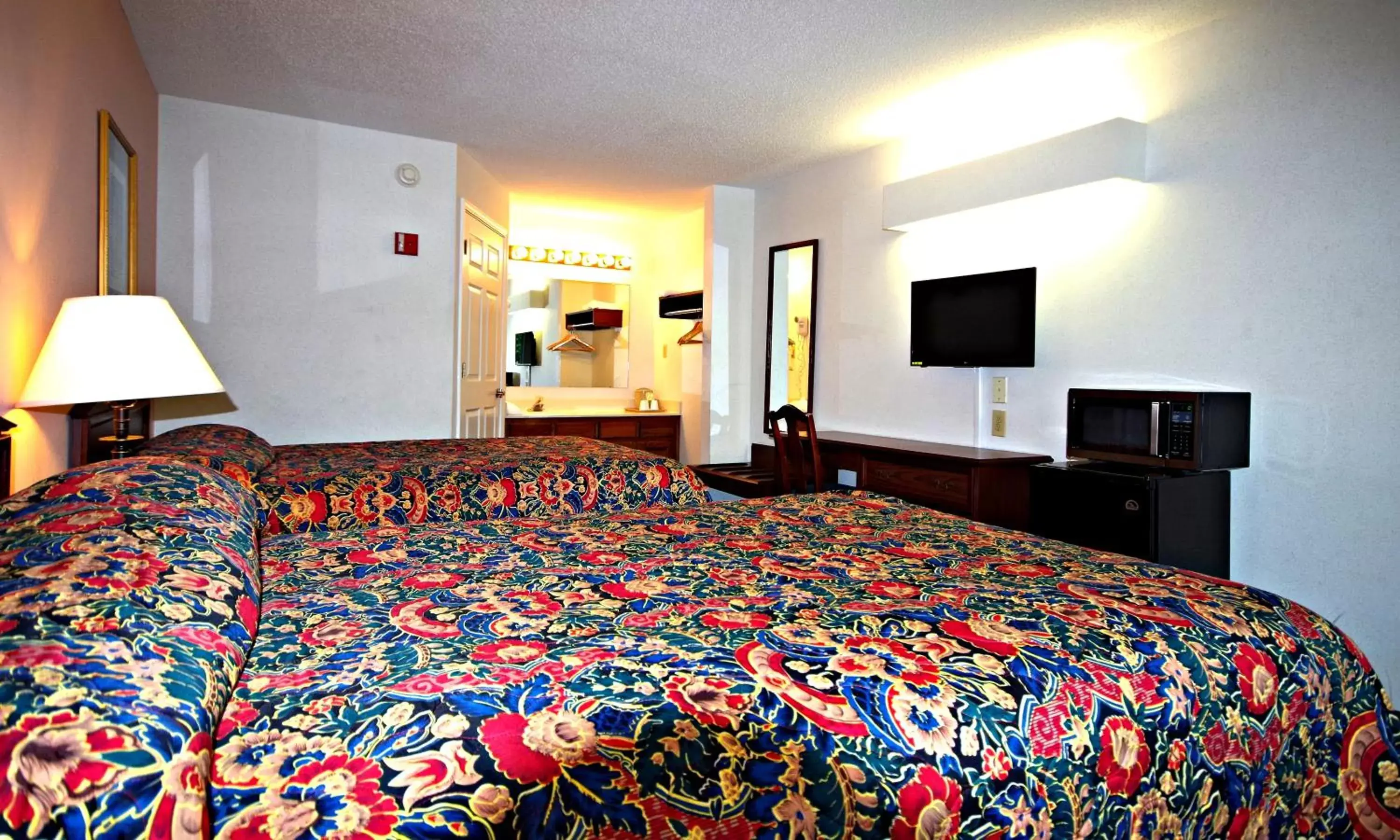 Bed in American Motel - Lenoir