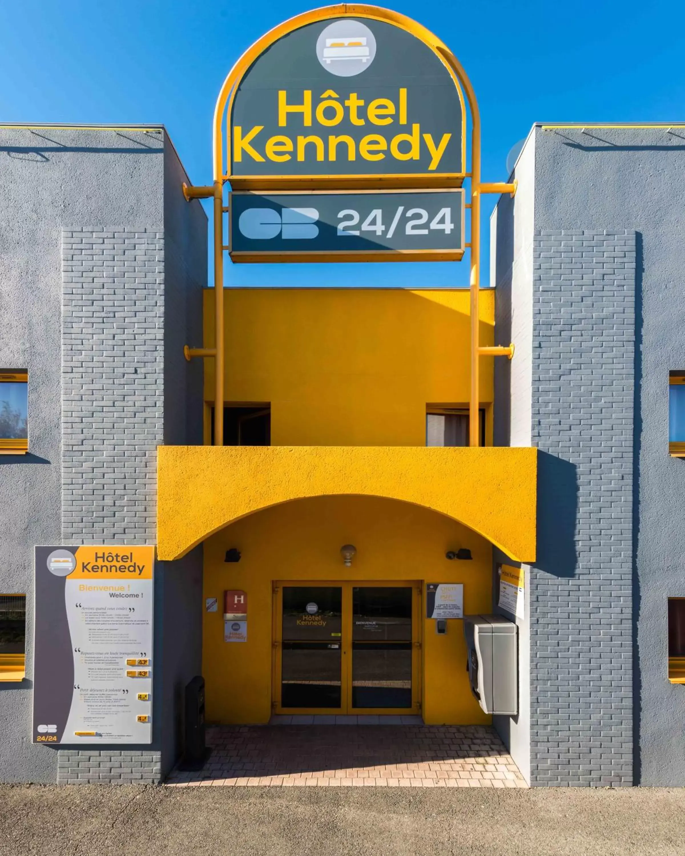 Facade/entrance, Property Building in Hôtel Kennedy Parc des Expositions