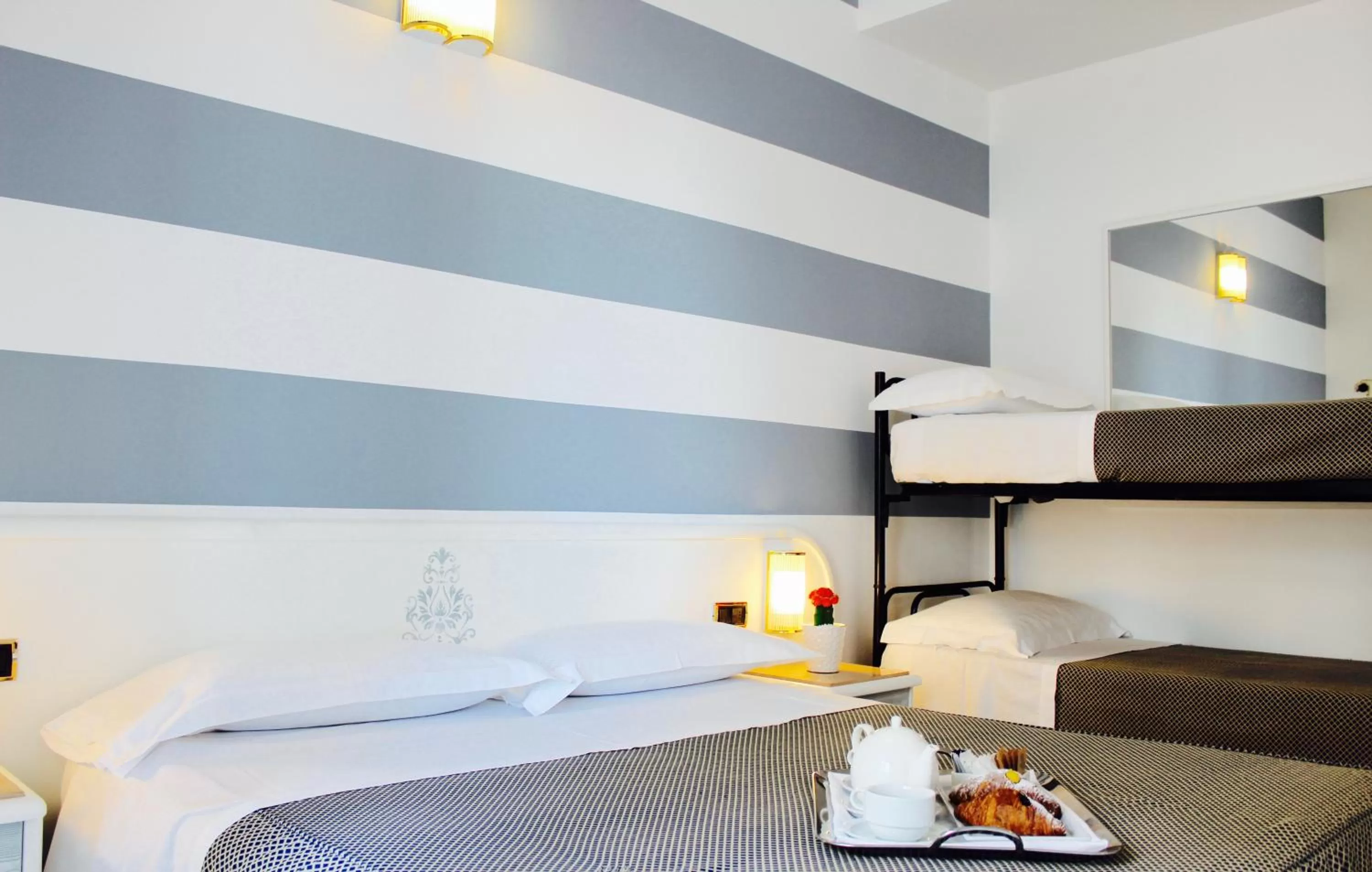 bunk bed, Bed in Hotel Du Soleil