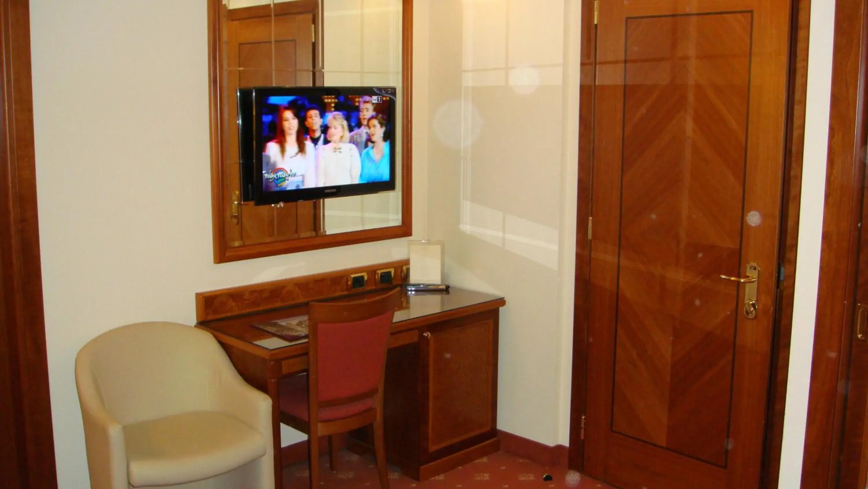 Seating area, TV/Entertainment Center in Albergo Corona