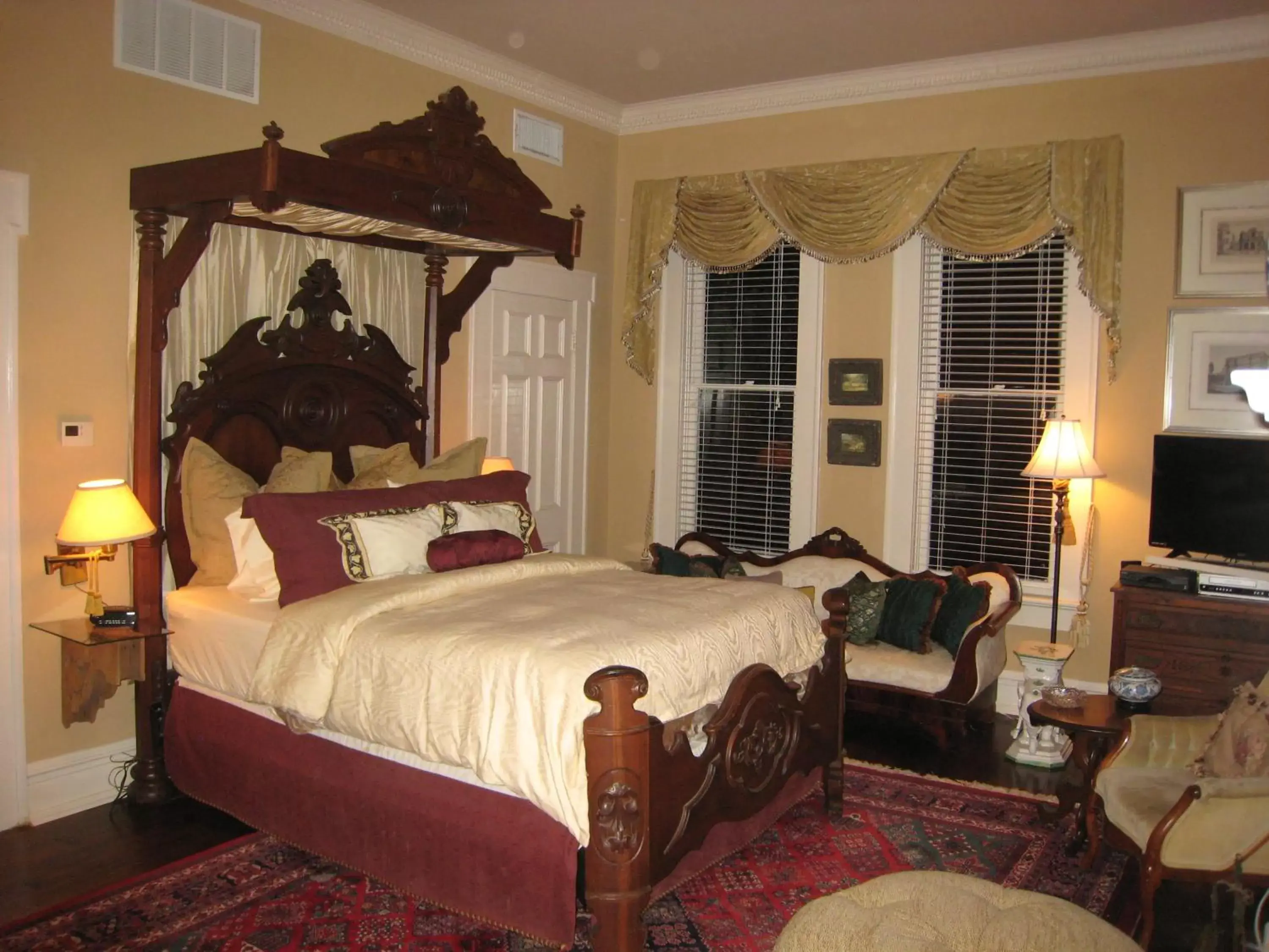 Bed in Belle Oaks Inn