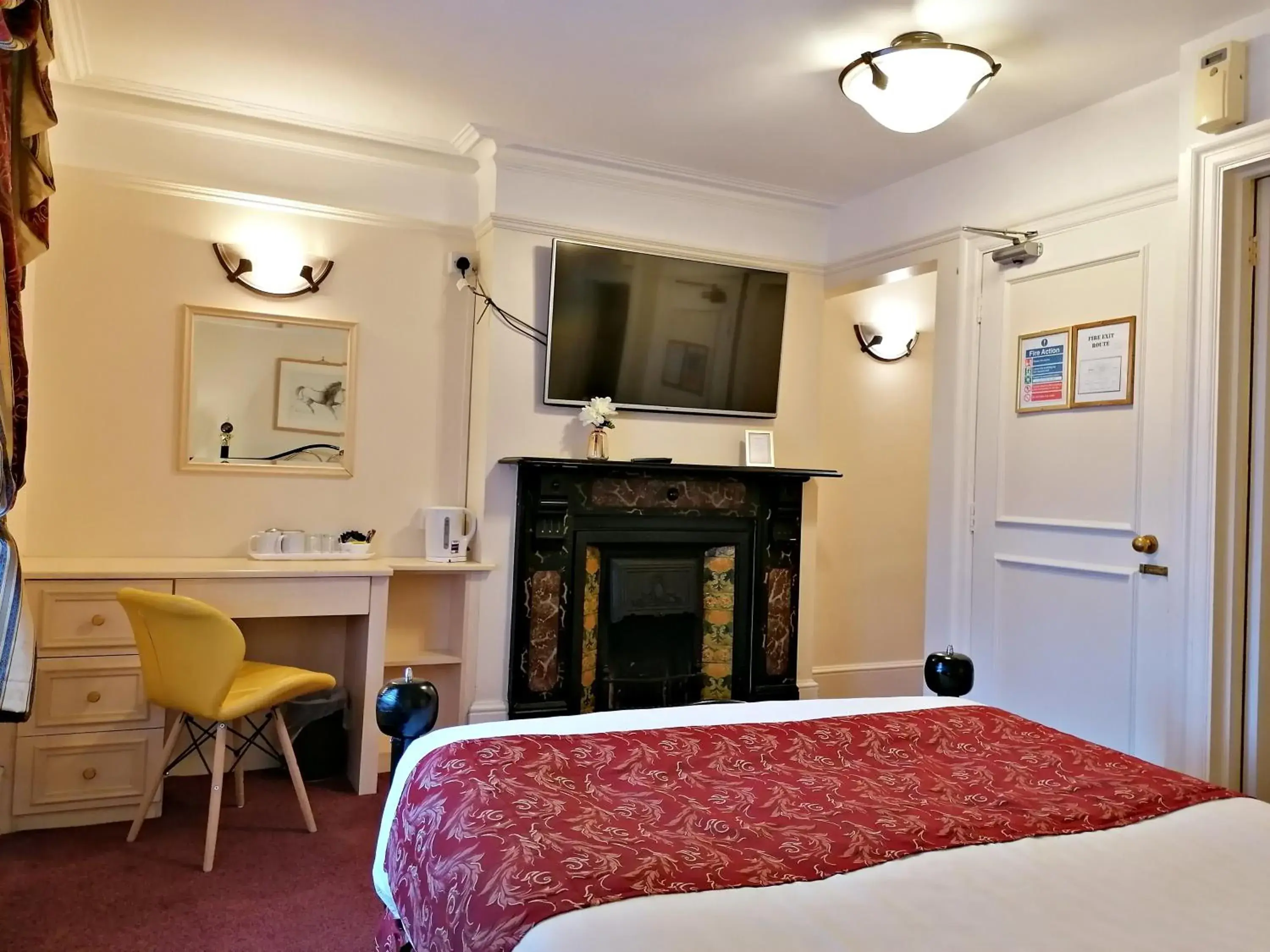 Bedroom, Bed in The Gordon House Hotel