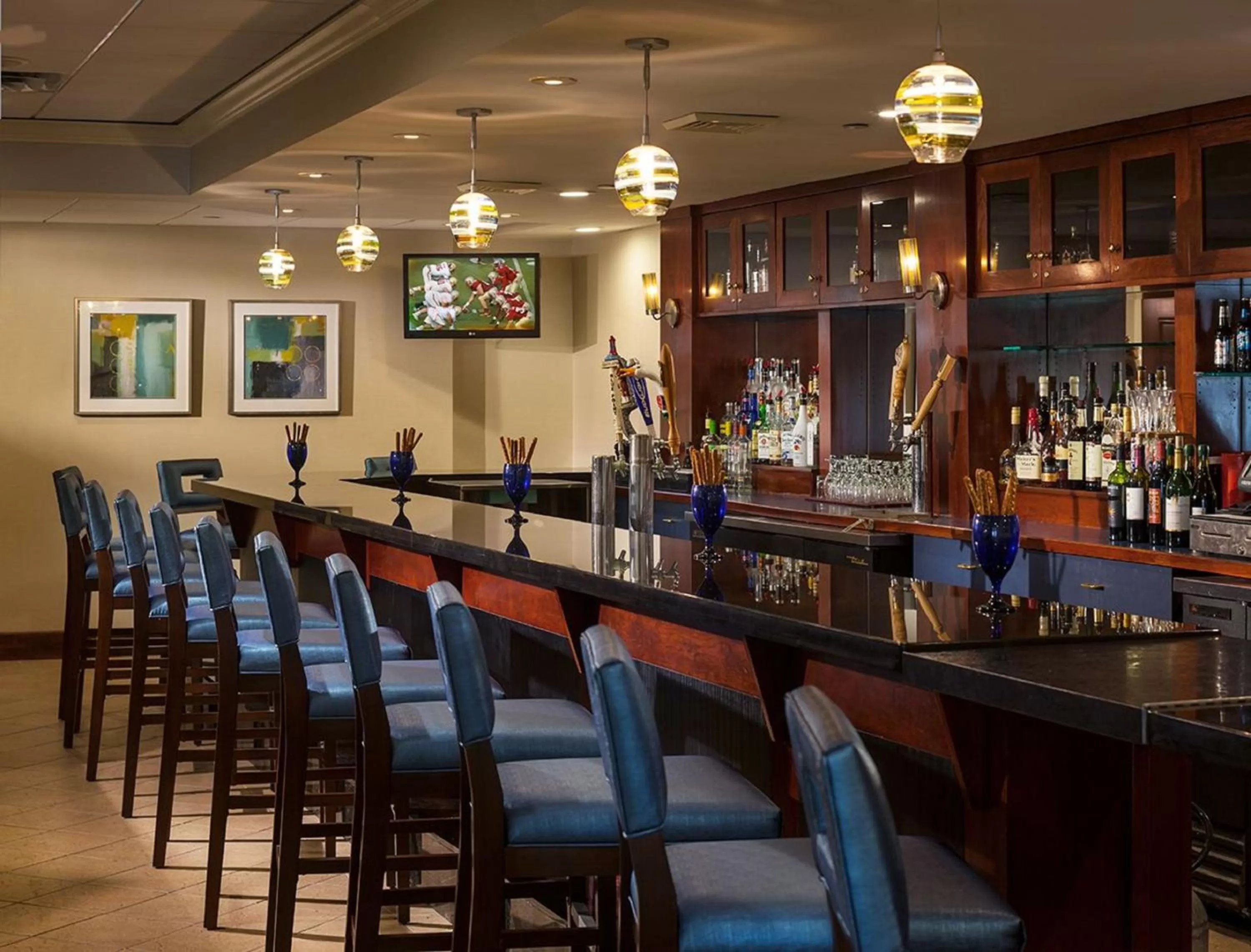 Lounge or bar in Holiday Inn Hartford Downtown Area by IHG