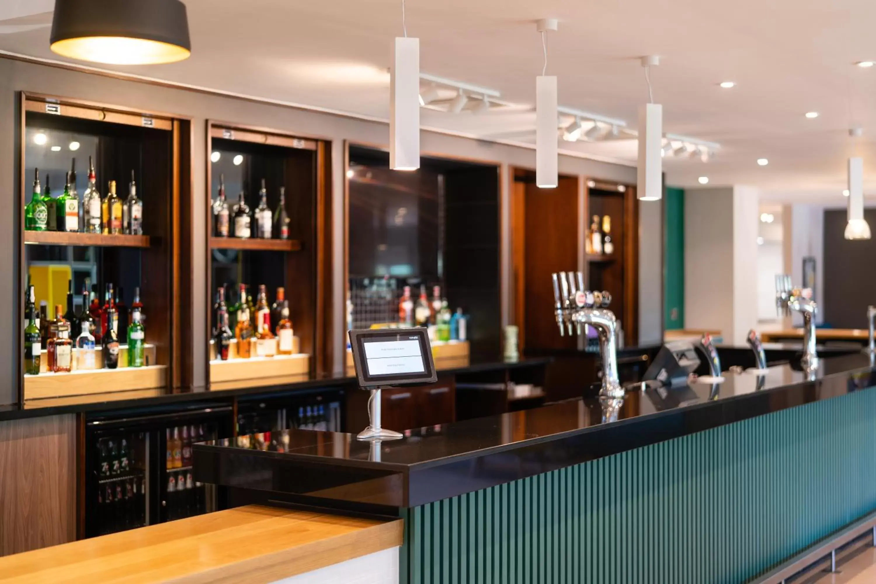 Lounge or bar, Restaurant/Places to Eat in Holiday Inn Fareham Solent, an IHG Hotel