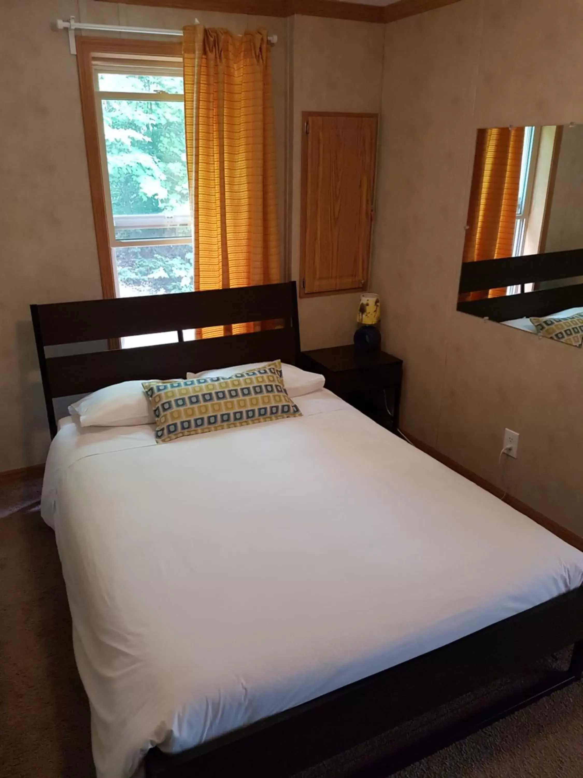 Bed in Parkway Cottage Resort and Trading Post