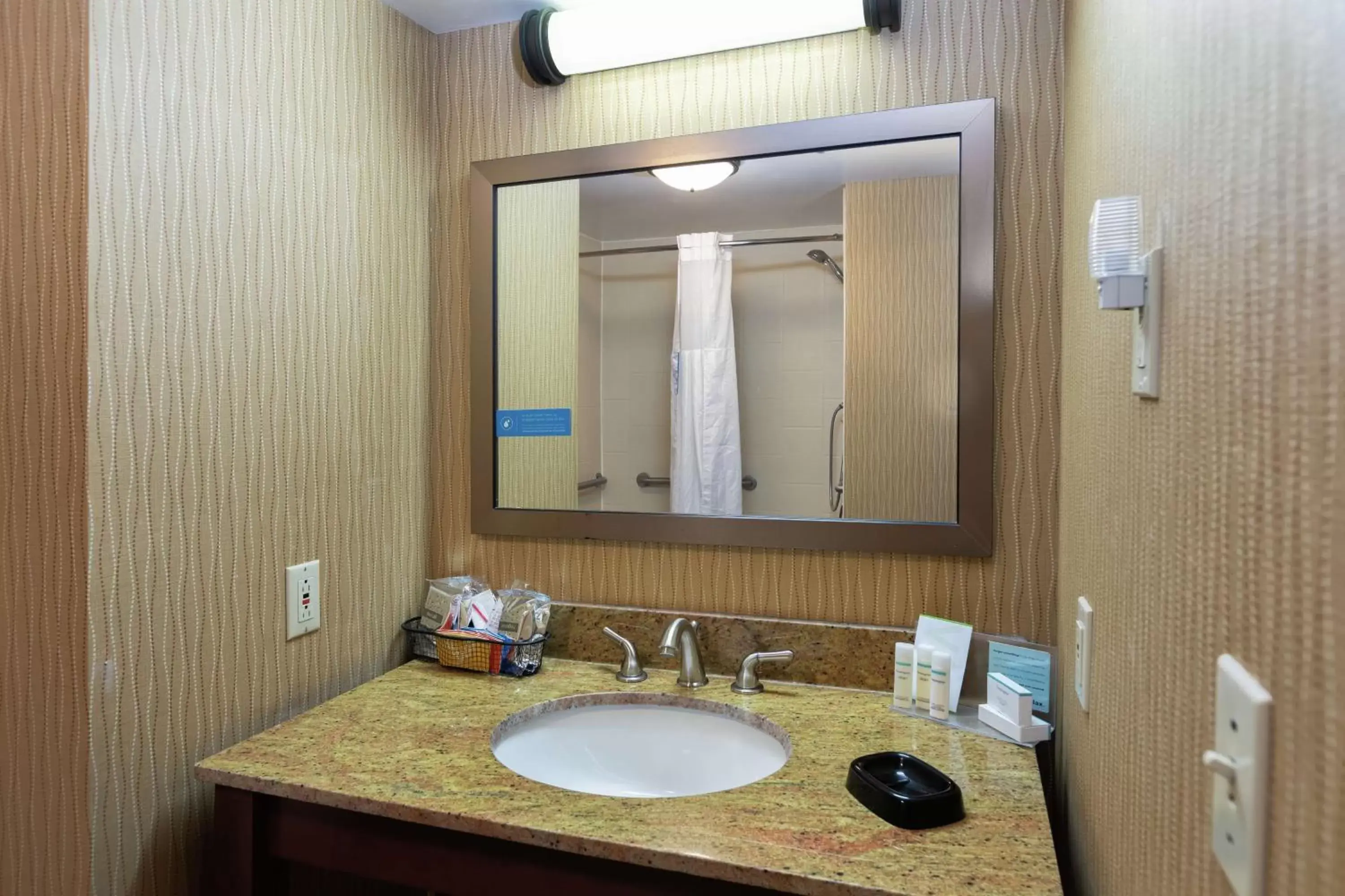 Bathroom in Hampton Inn Houma