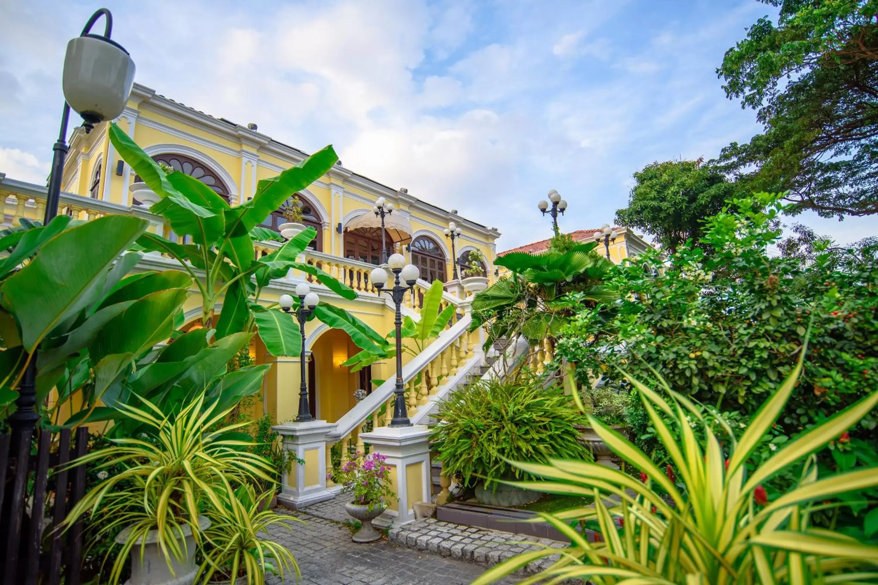 Property building in Praya Palazzo Property building in Praya Palazzo