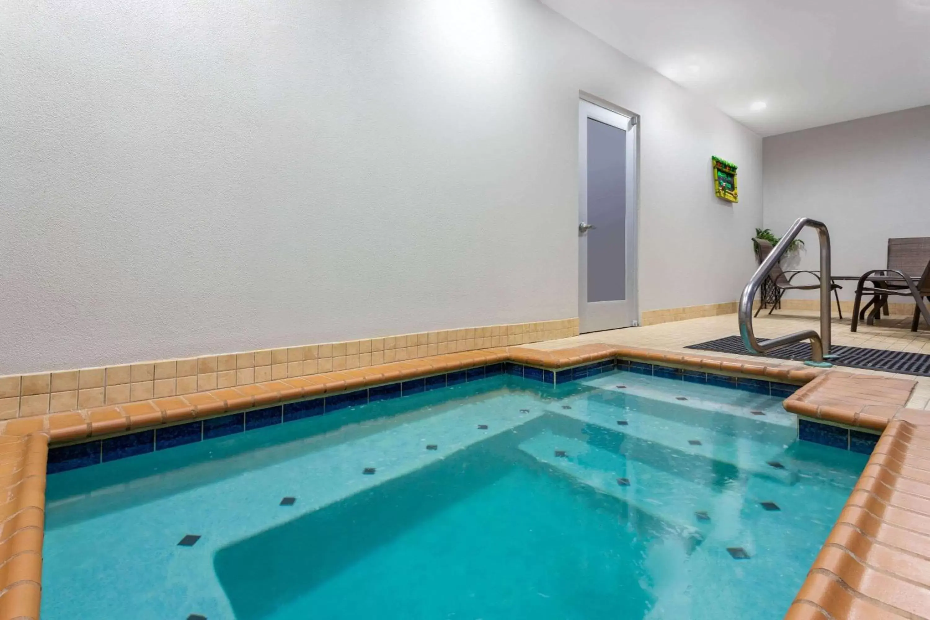 Hot Tub, Swimming Pool in La Quinta by Wyndham Columbus - Edinburgh