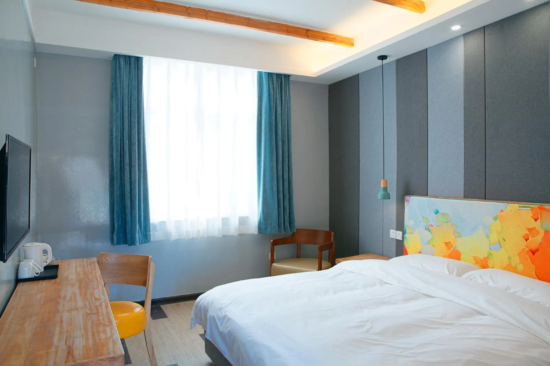 Photo of the whole room, Bed in The Cloudland International Youth Hostel Close to the city center,15 min walks to the subway, Close to the night market, old street, green lake, English-speaking service, free Activity convenient payment and visa cards are accepted