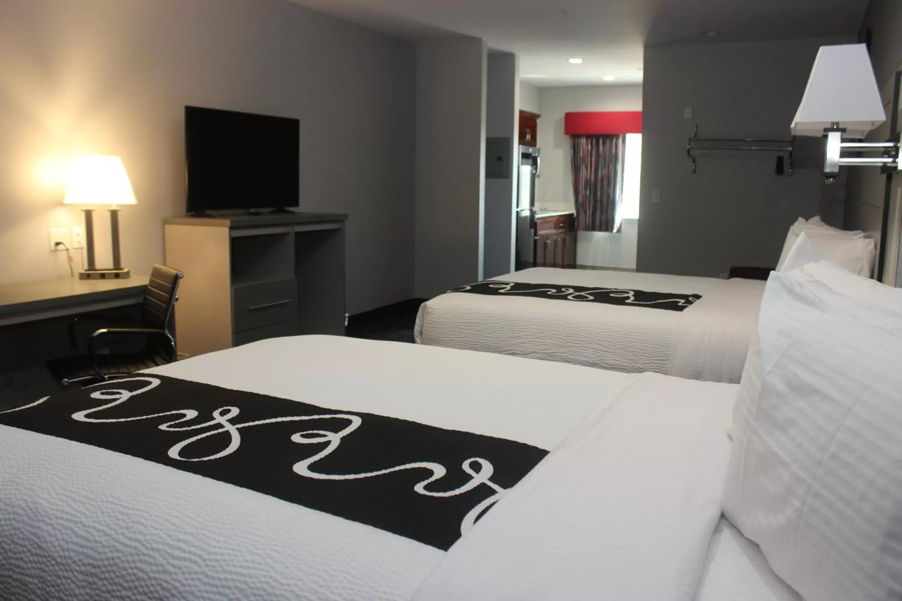 Shower, Bed in Paris Inn & Suites
