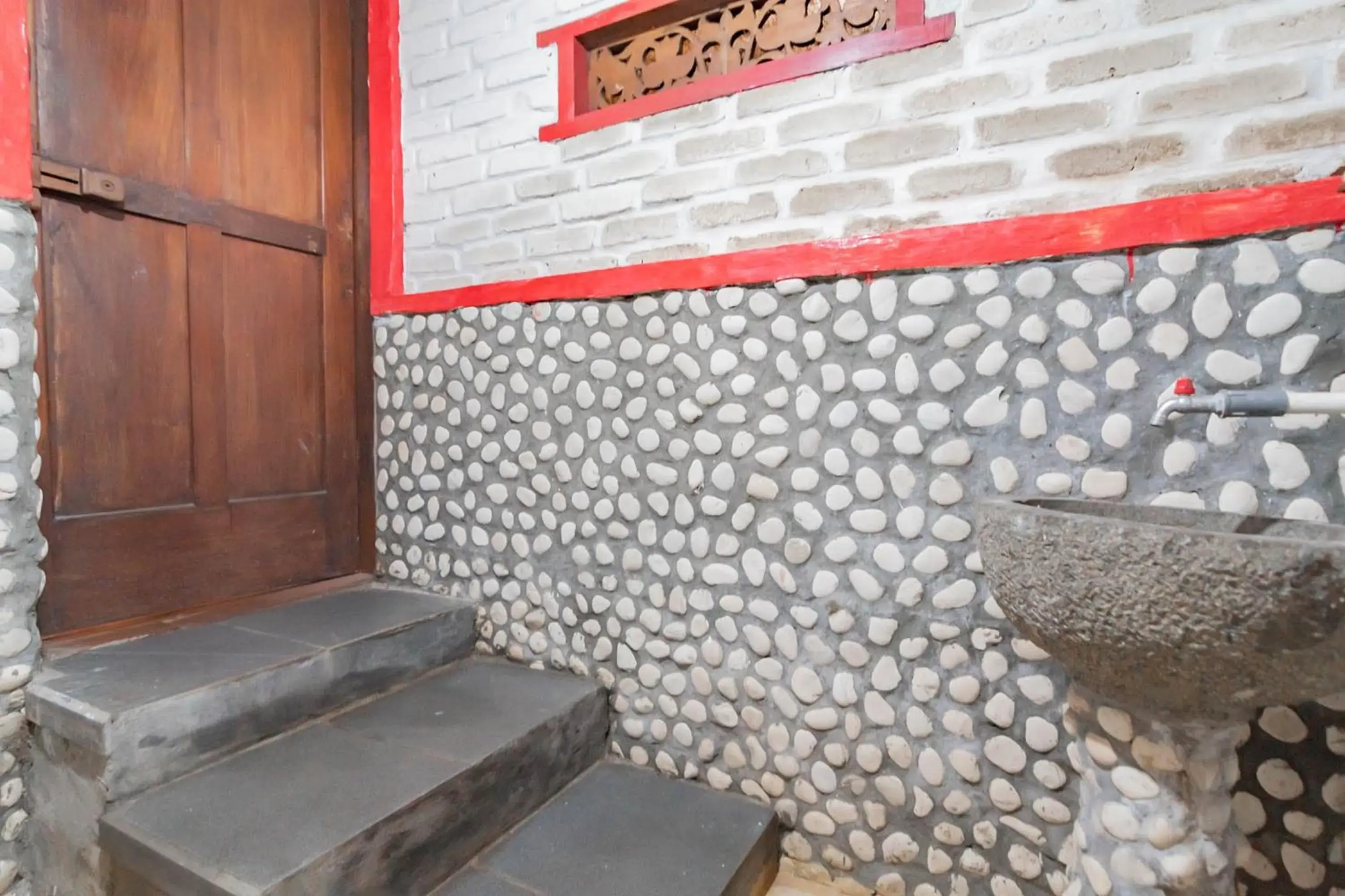 Facade/entrance, Bathroom in RedDoorz near Kampung Gajah 2