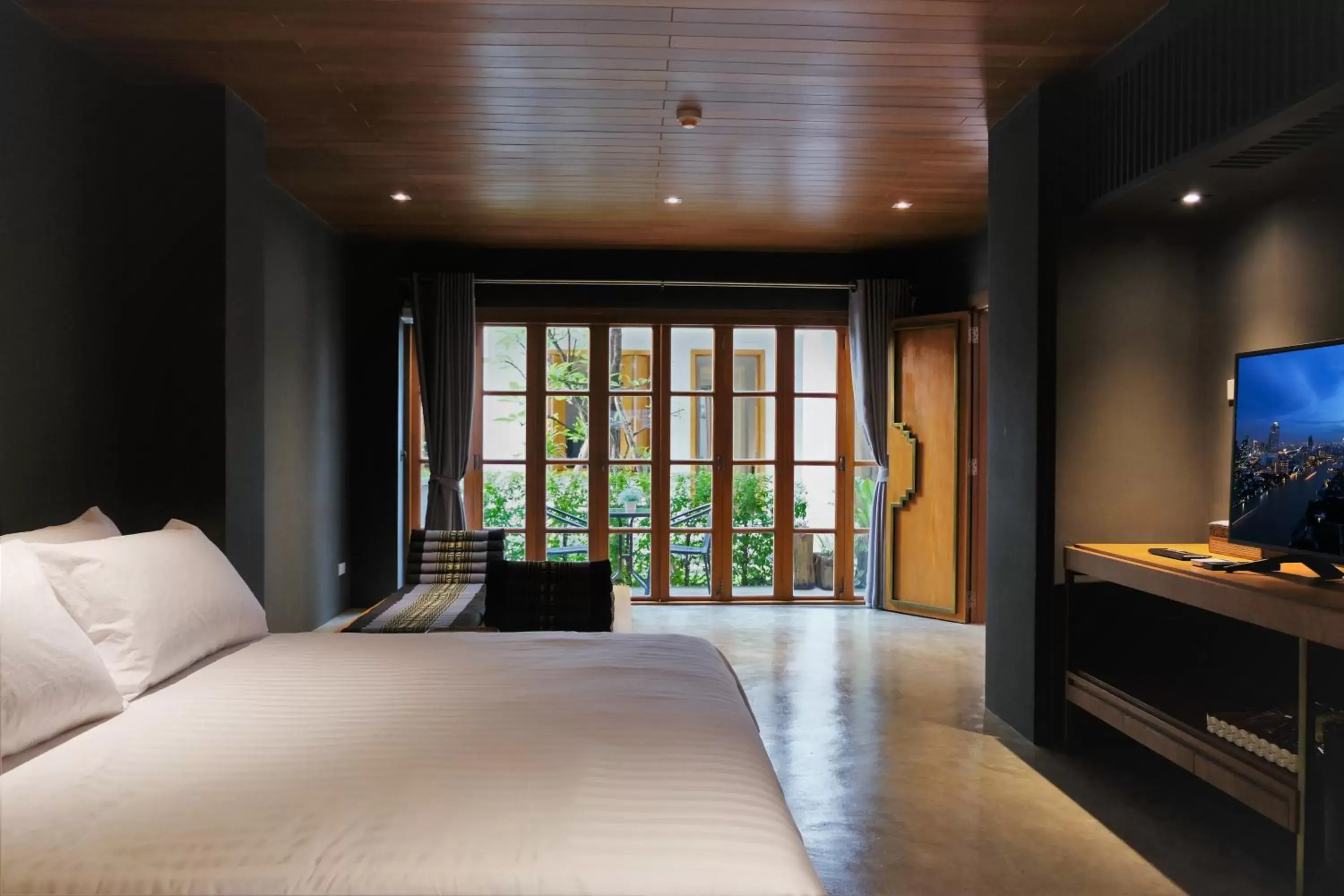 Bed in Vali Villa Bangkok