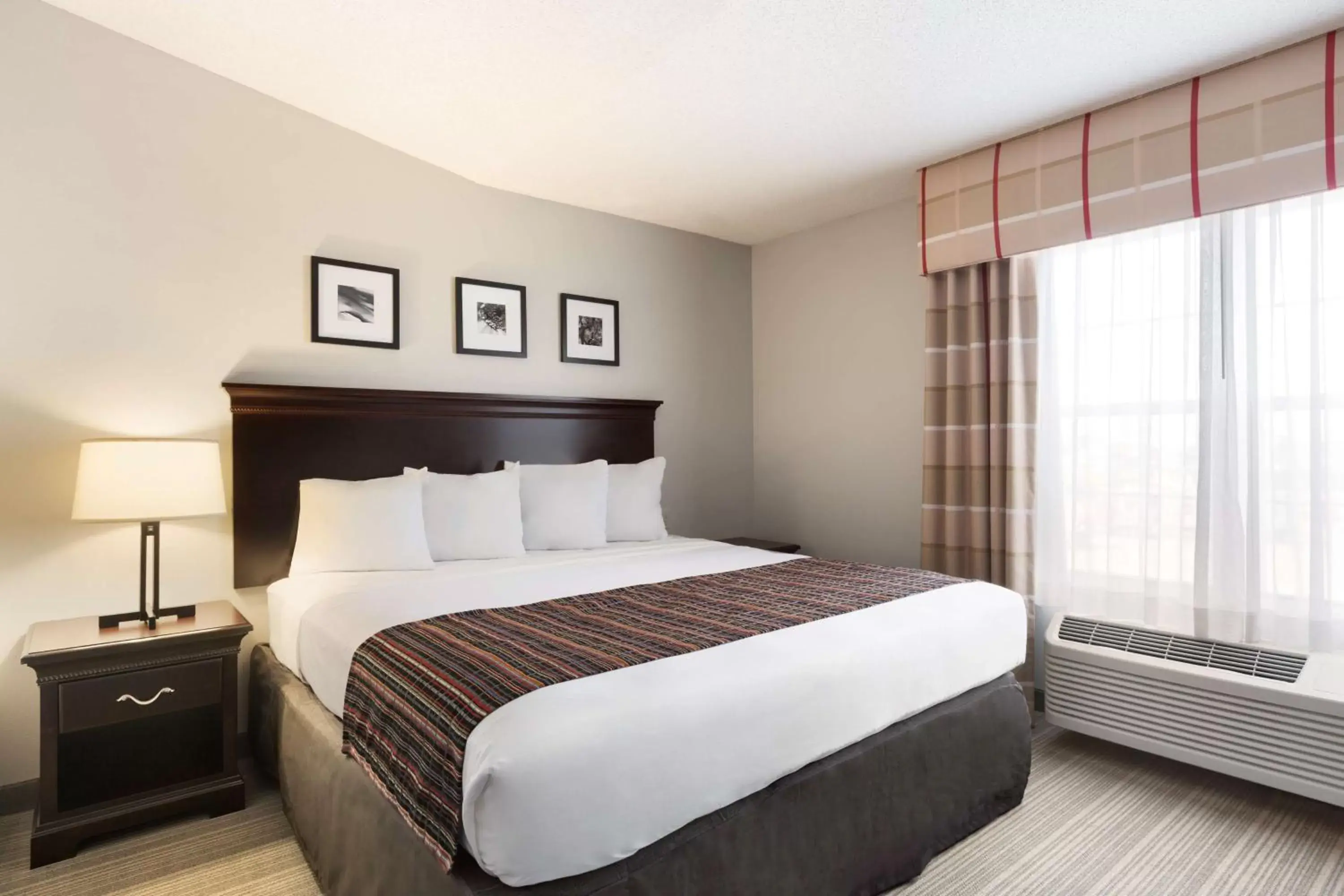 Photo of the whole room, Bed in Country Inn & Suites by Radisson, Kearney, NE