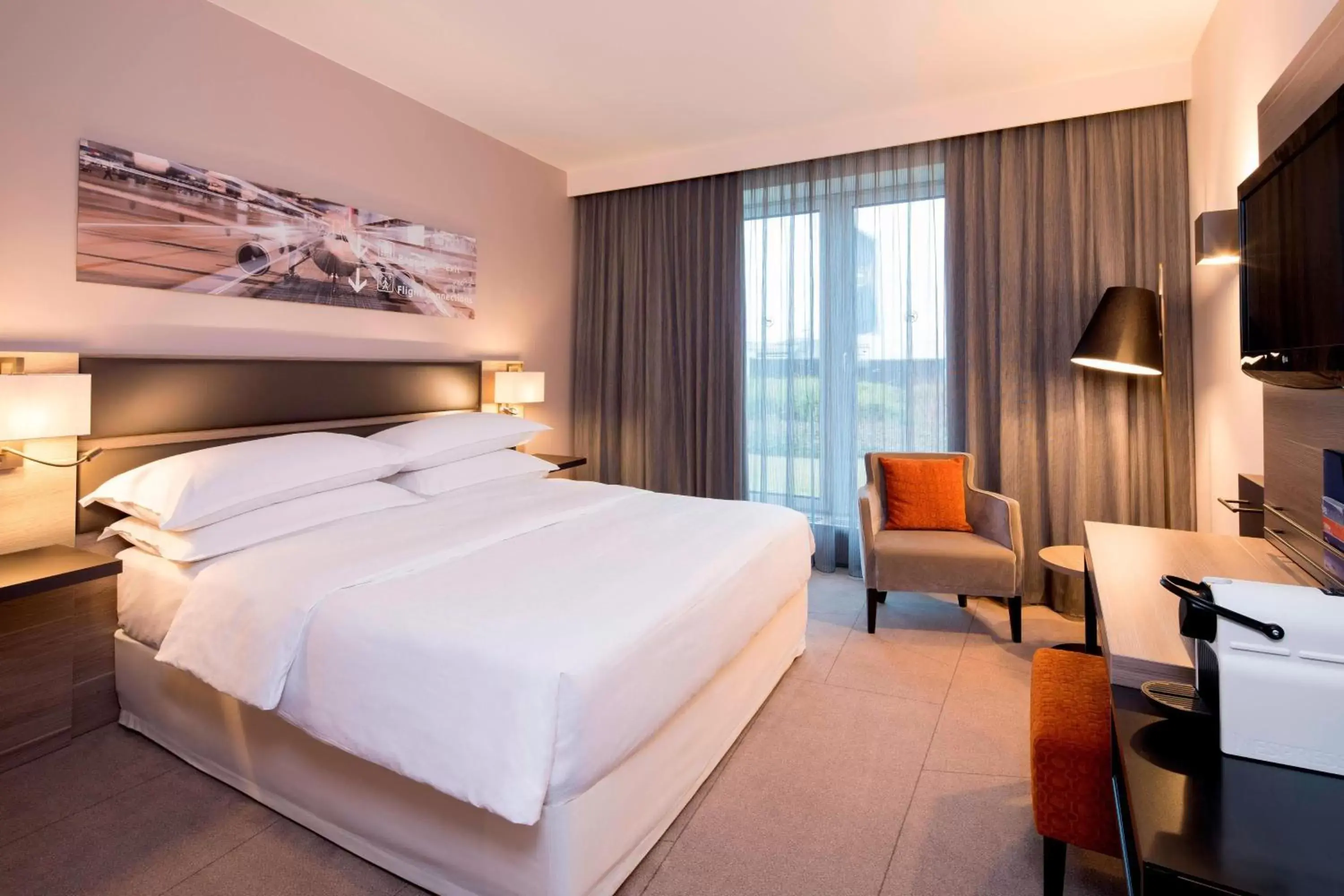 Photo of the whole room in Sheraton Duesseldorf Airport Hotel