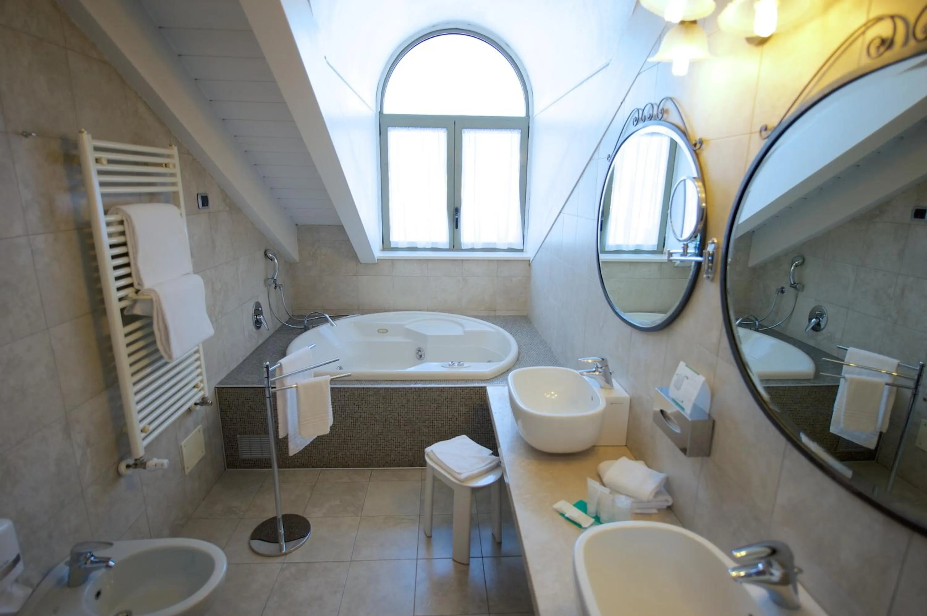 Toilet in Best Western Crystal Palace Hotel