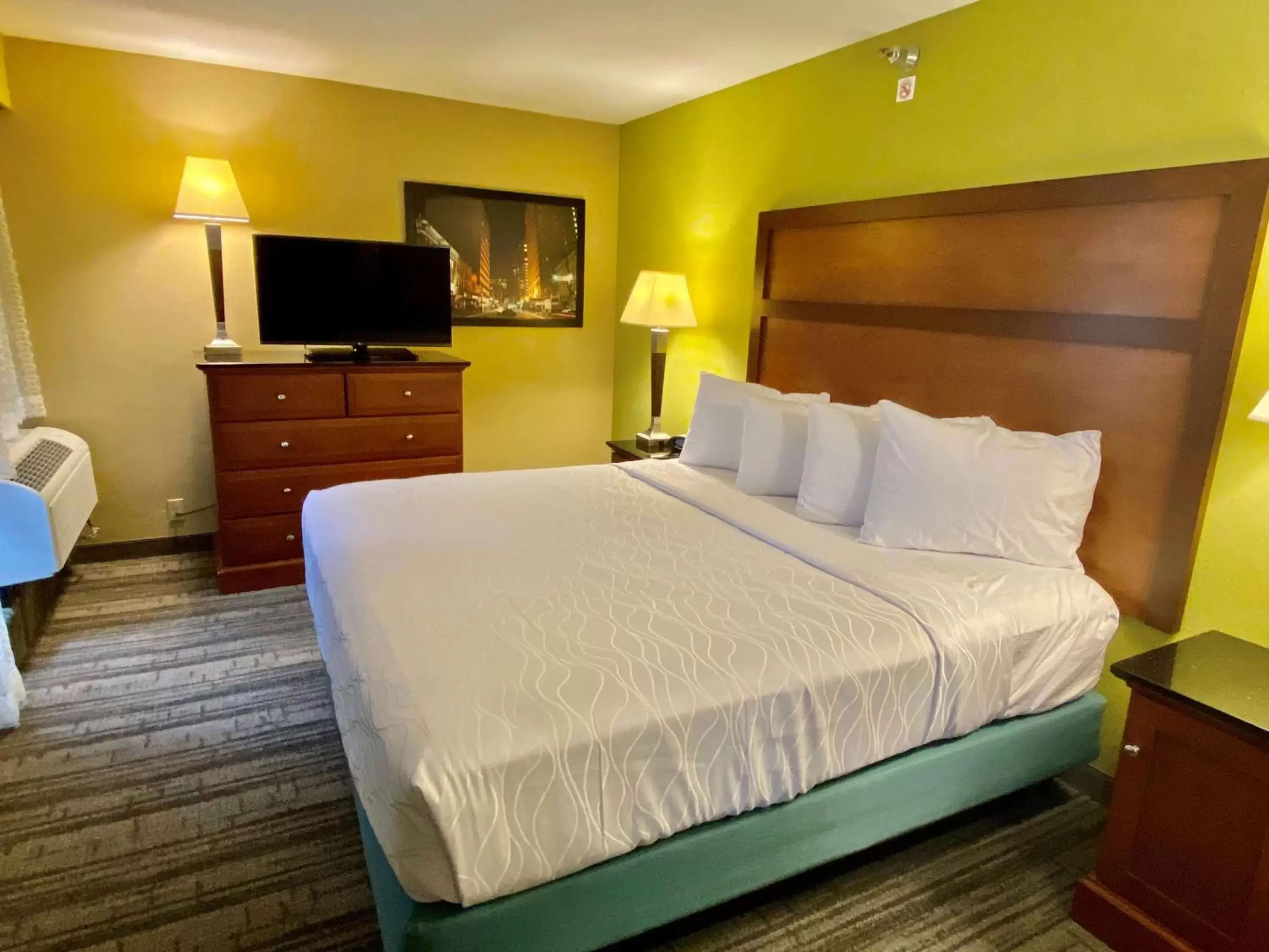 Photo of the whole room, Bed in Best Western Plus Houston Energy Corridor