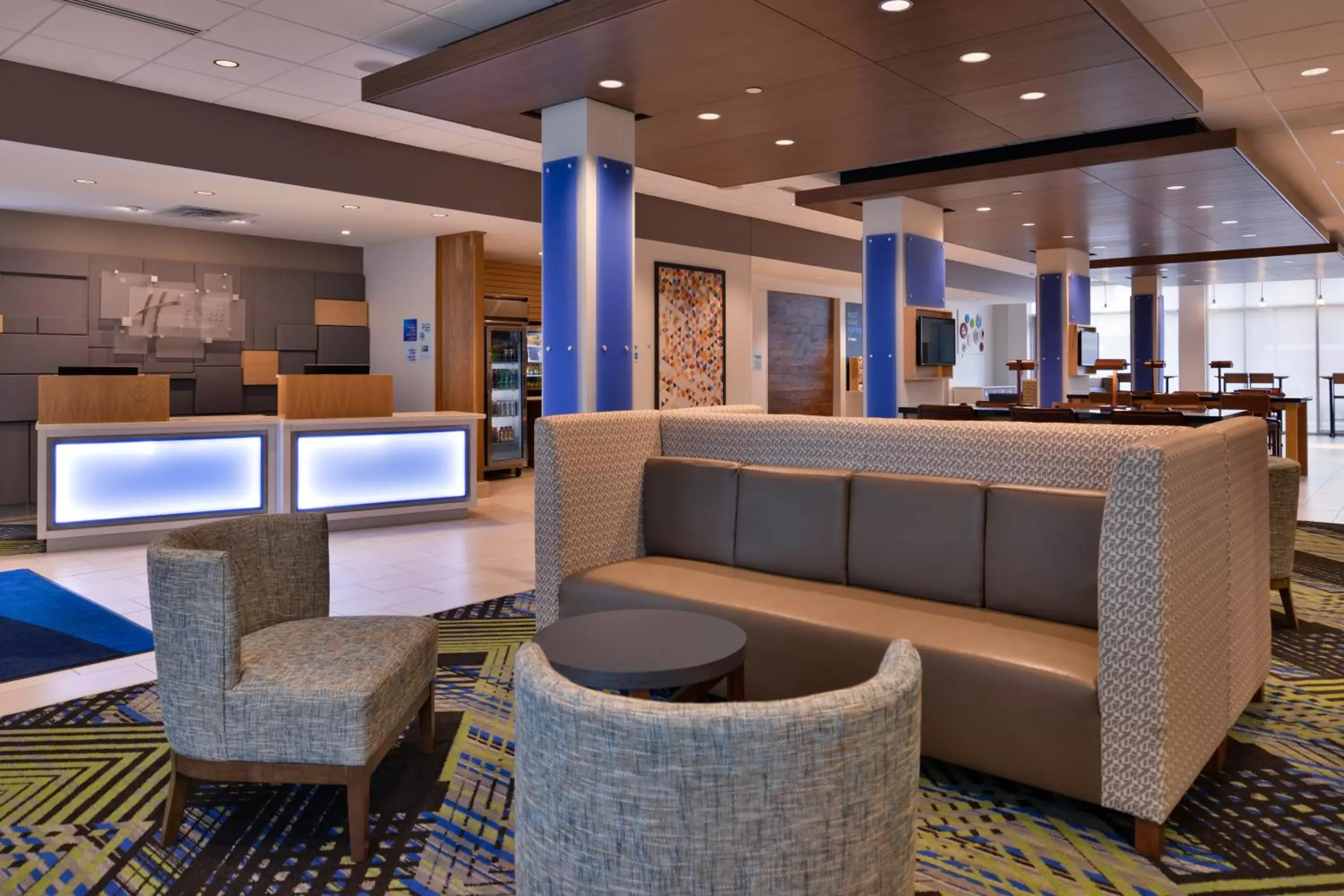 Lobby or reception, Lounge/Bar in Holiday Inn Express & Suites - Marshalltown, an IHG Hotel