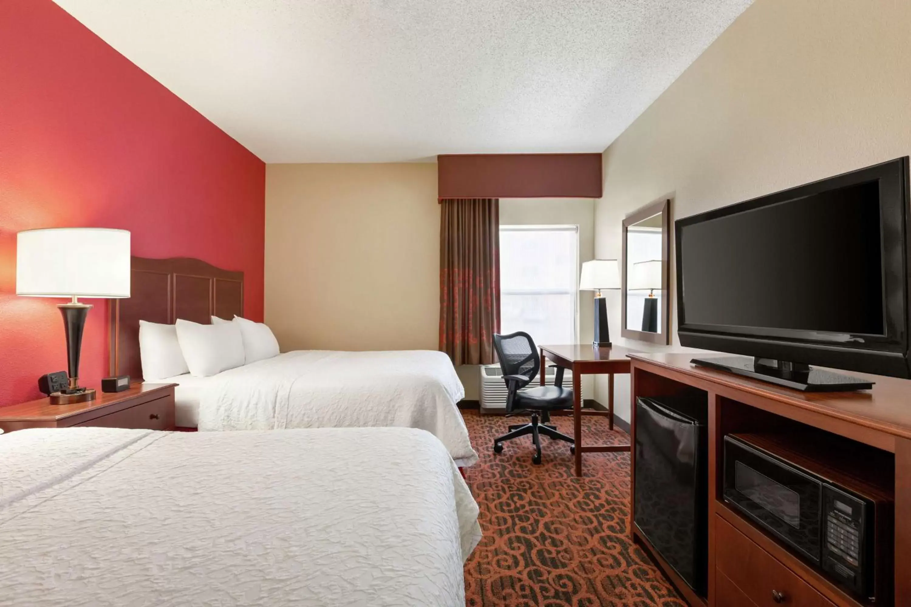 Bedroom, TV/Entertainment Center in Hampton Inn Abilene