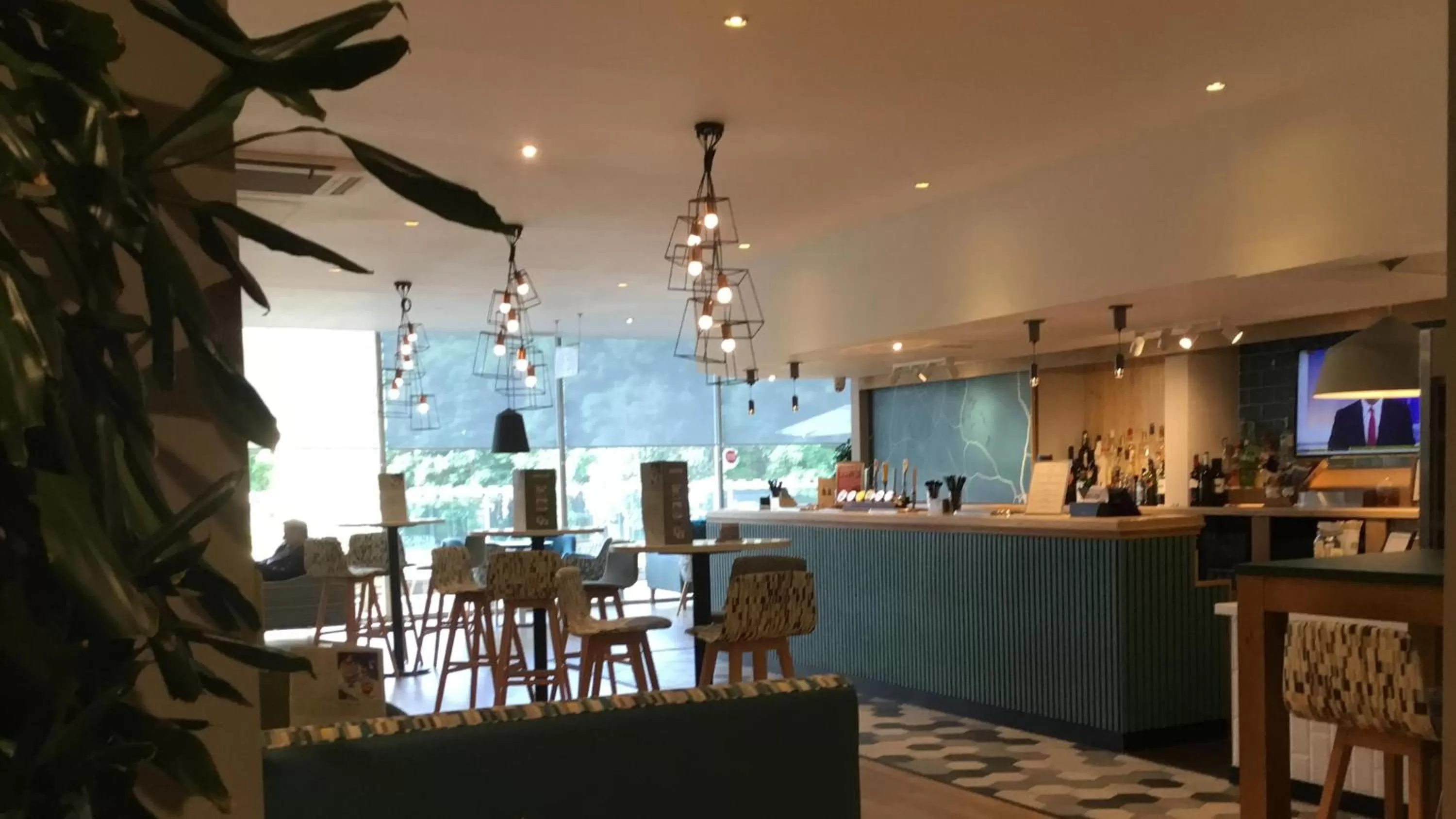 Lounge or bar in Holiday Inn Rugby-Northampton M1 Jct18 by IHG