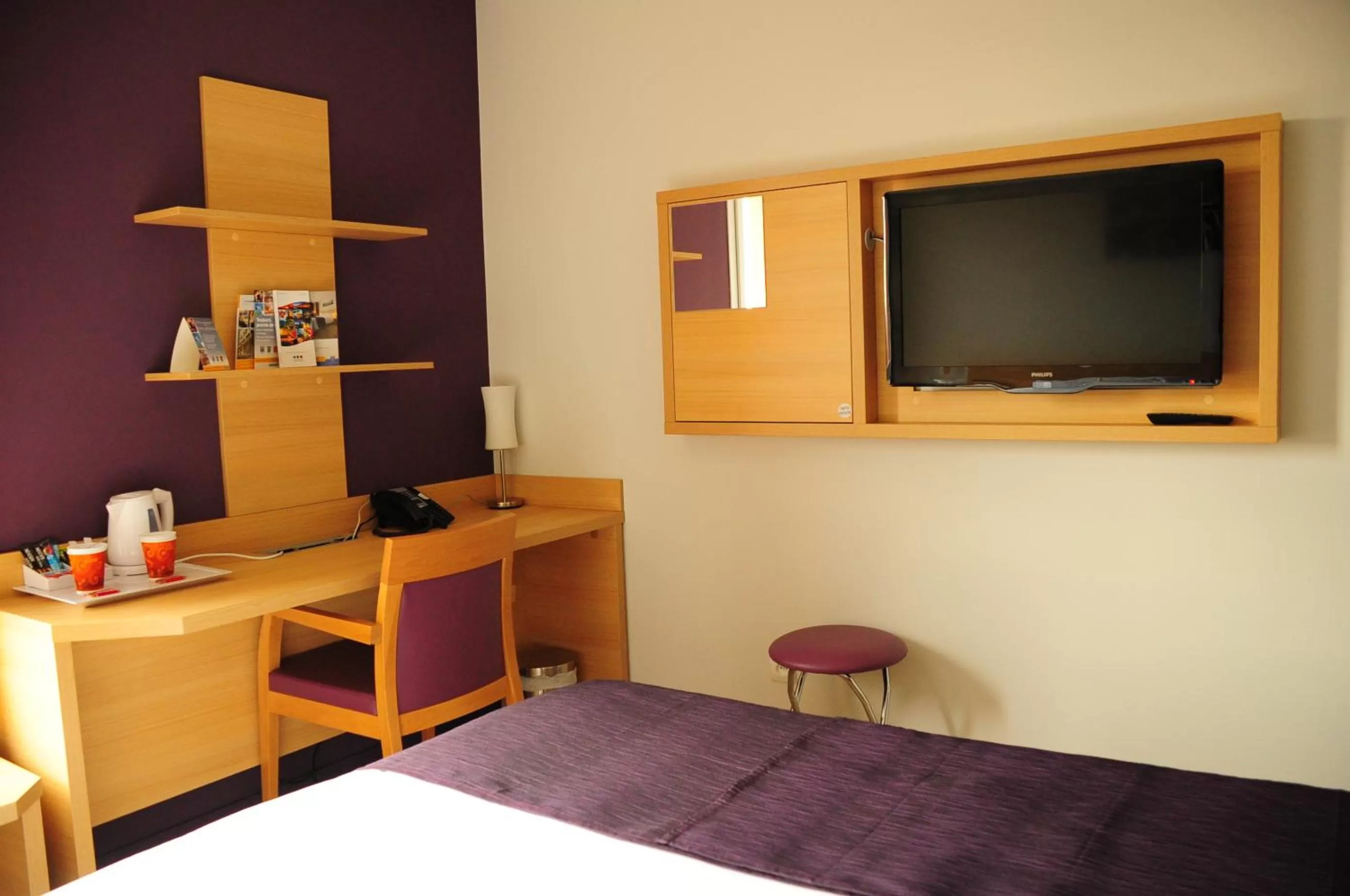 Photo of the whole room, Bed in EastLodge Lyon Est Eurexpo